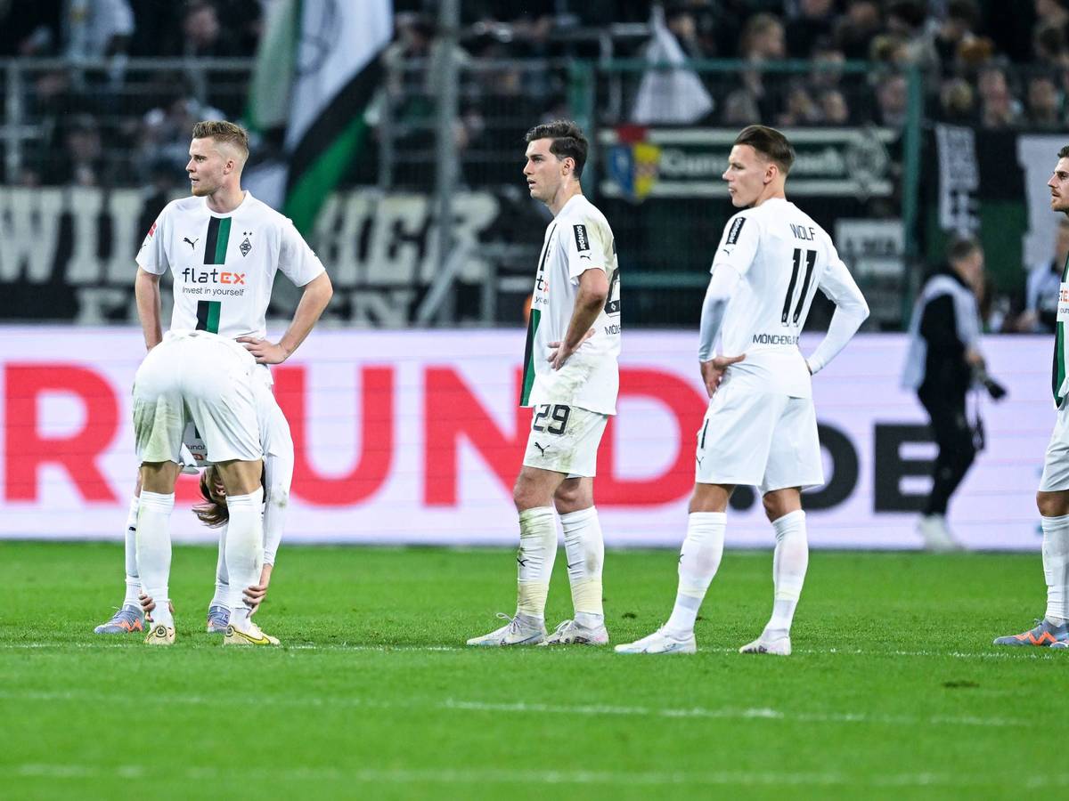 Enttäuschung nach dem 2:2 von Borussia Mönchengladbach gegen Werder Bremen am 17. März 2023. Hannes Wolf (2.v.r.) und seine Gladbach-Teamkollegen schauen konsterniert drein.