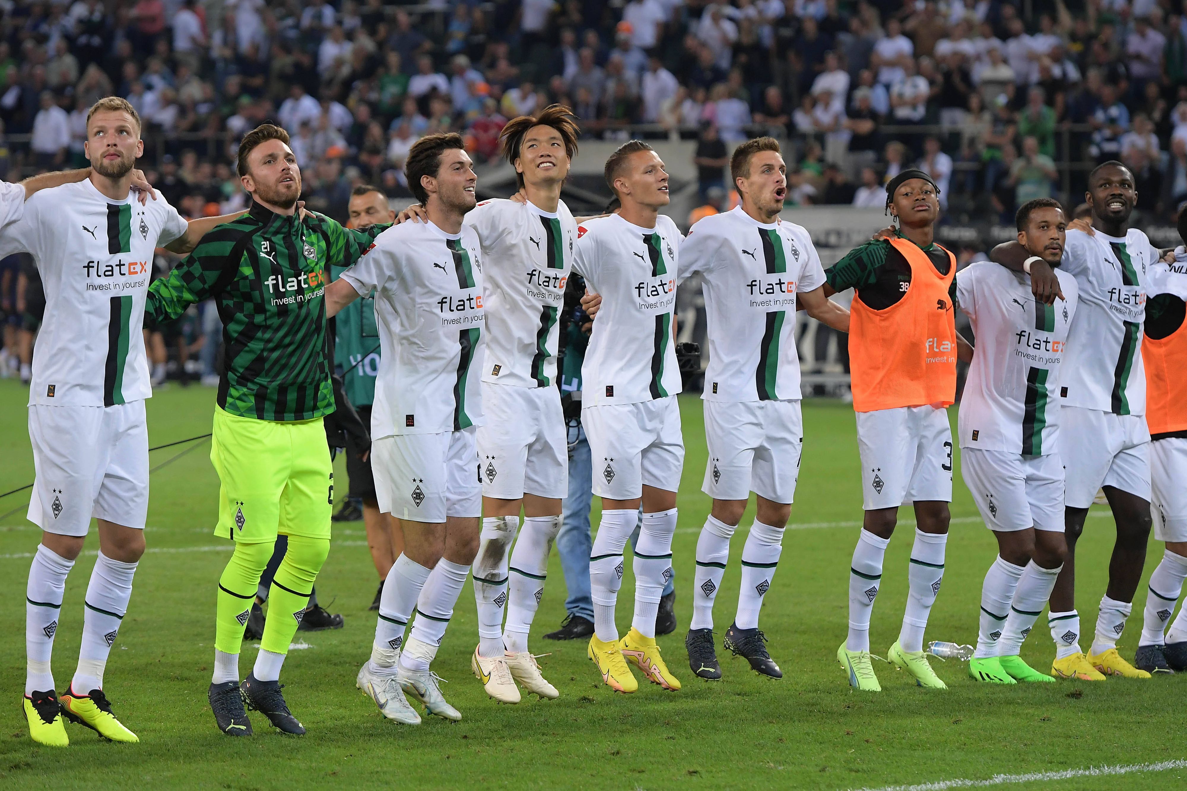 Nach dem Gladbach-Sieg gegen Hertha BSC am 19. August 2022 feiert Alassane Plea (2.v.r.) mit seinen Mitspielern vor der Nordkurve im Borussia-Park.