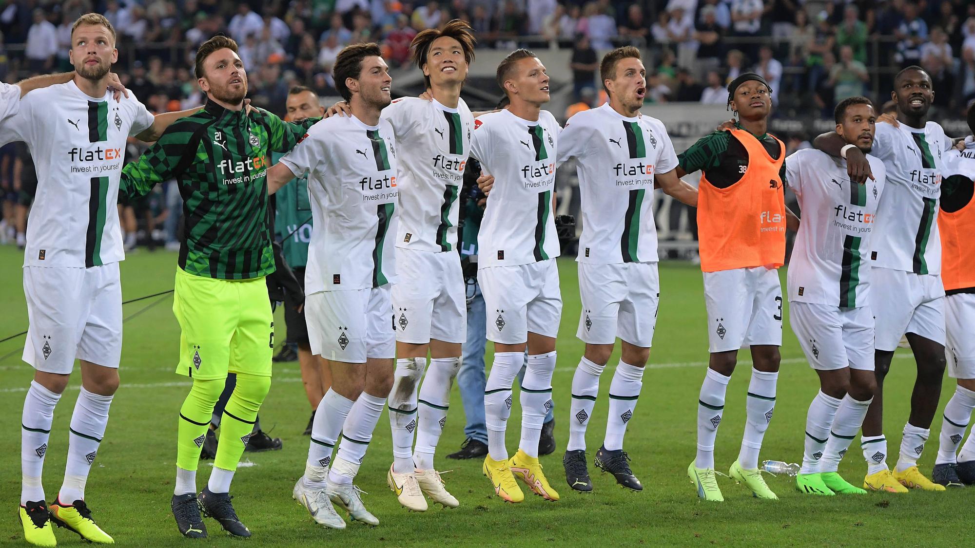Nach dem Gladbach-Sieg gegen Hertha BSC am 19. August 2022 feiert Alassane Plea (2.v.r.) mit seinen Mitspielern vor der Nordkurve im Borussia-Park.