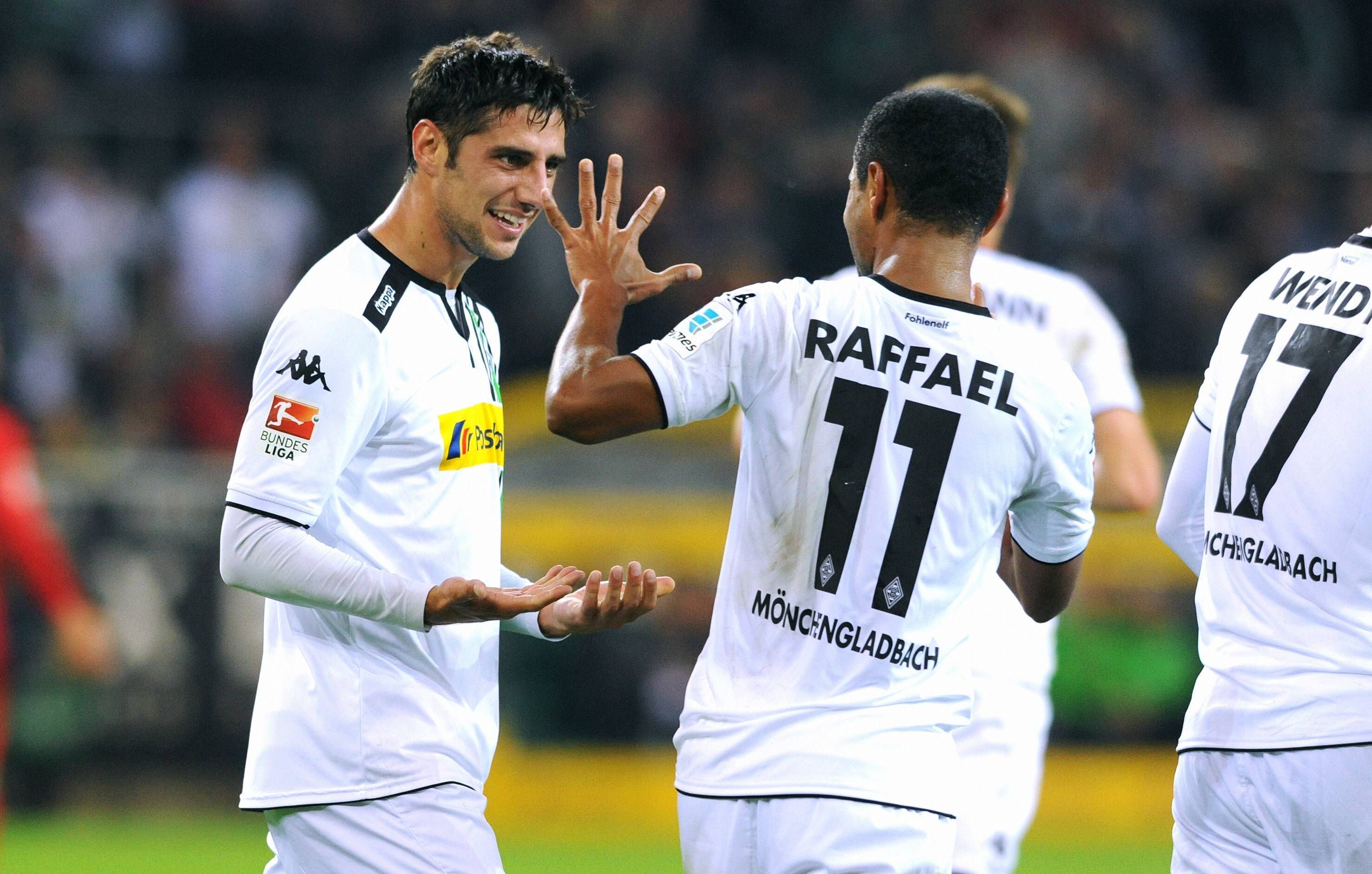 Lars Stindl (l.) jubelt bei seinem ersten Heimspiel im Trikot von Borussia Mönchengladbach gegen den FC Augsburg. Beim 4:2, dem ersten Gladbach-Spiel unter Trainer André Schubert am 23. September 2015, erzielte Stindl den Treffer zum 3:0.