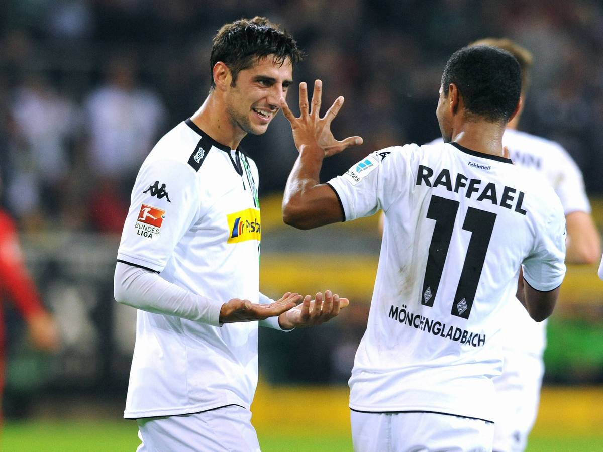 Lars Stindl (l.) jubelt bei seinem ersten Heimspiel im Trikot von Borussia Mönchengladbach gegen den FC Augsburg. Beim 4:2, dem ersten Gladbach-Spiel unter Trainer André Schubert am 23. September 2015, erzielte Stindl den Treffer zum 3:0.