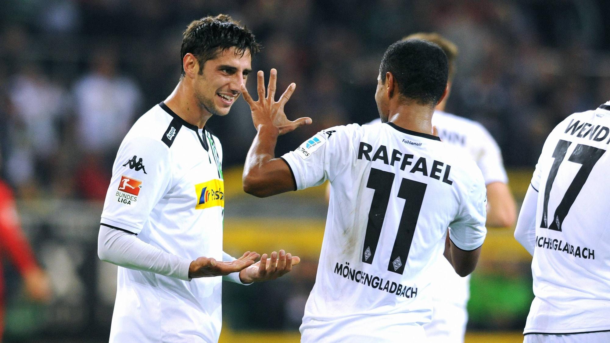 Lars Stindl (l.) jubelt bei seinem ersten Heimspiel im Trikot von Borussia Mönchengladbach gegen den FC Augsburg. Beim 4:2, dem ersten Gladbach-Spiel unter Trainer André Schubert am 23. September 2015, erzielte Stindl den Treffer zum 3:0.