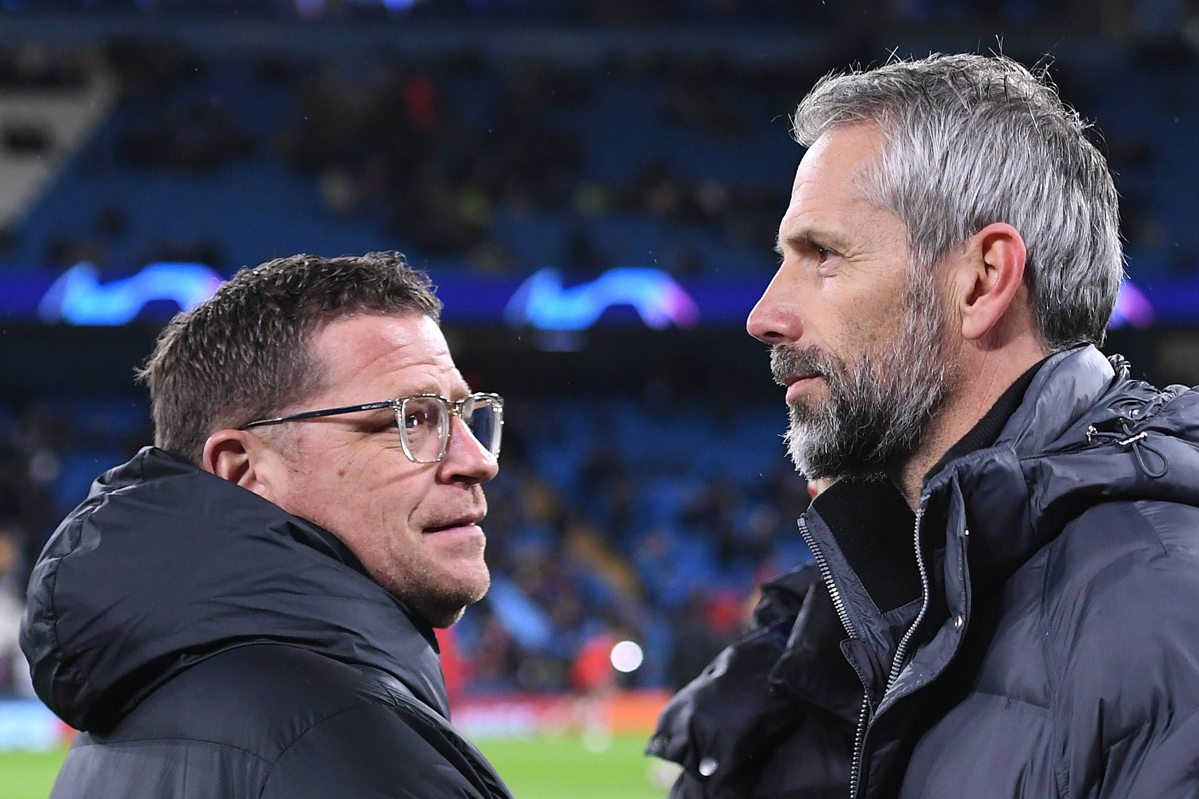 Ex-Gladbach-Manager Max Eberl (l.) und Ex-Borussia-Coach Marco Rose (r.). Beide sind nun bei RB Leipzig unter Vertrag. Das Foto zeigt Eberl und Rose am Rande des Champion-League-Duells bei Manchester City (14. März 2023). Eberl schaut zu Rose.