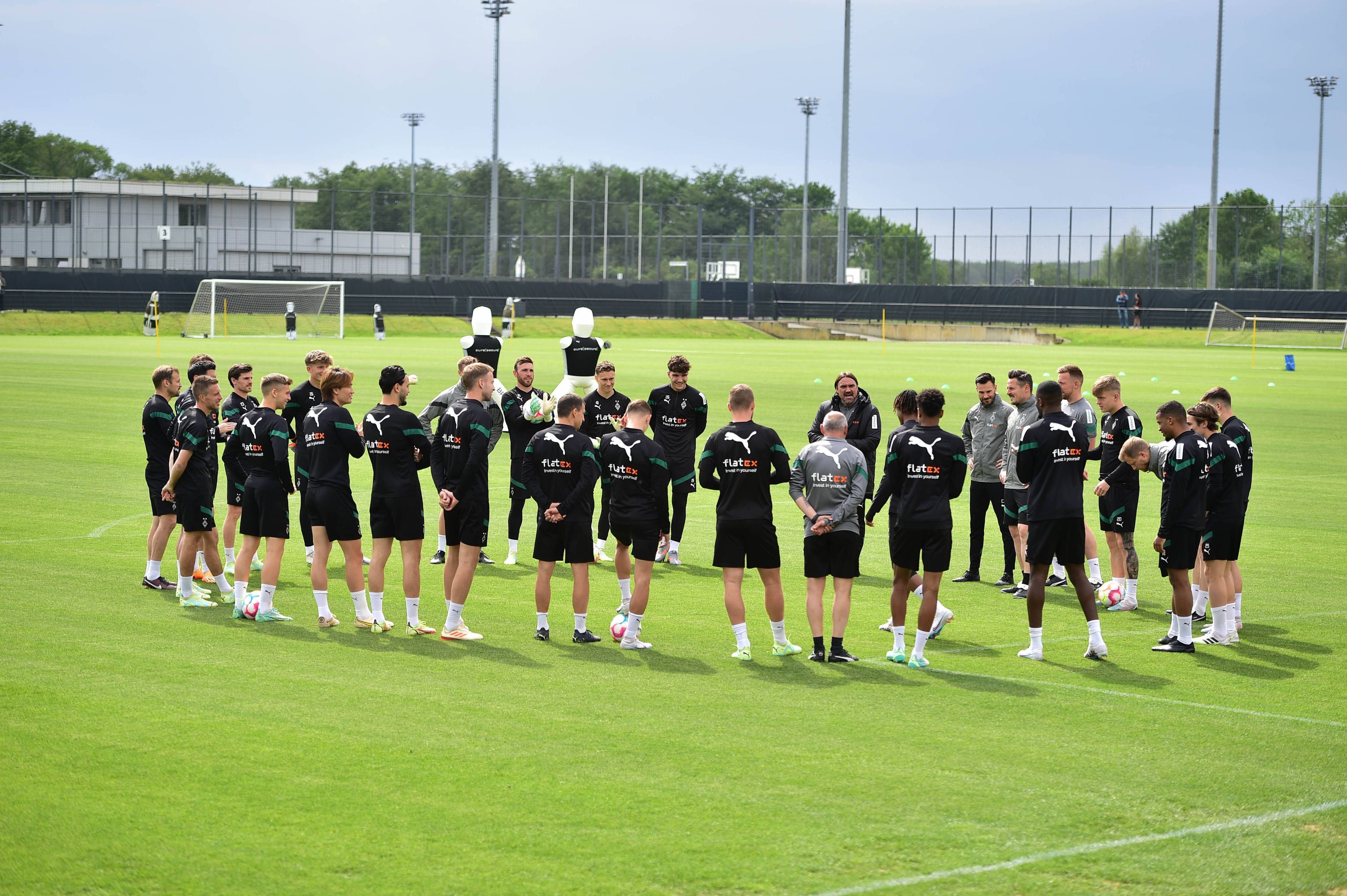 Die Mannschaft von Borussia Mönchengladbach, hier am 24. Mai bei einer Trainingseinheit im Borussia-Park in einem Kreis aufgestellt.