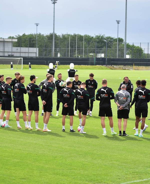 Die Mannschaft von Borussia Mönchengladbach, hier am 24. Mai bei einer Trainingseinheit im Borussia-Park in einem Kreis aufgestellt.