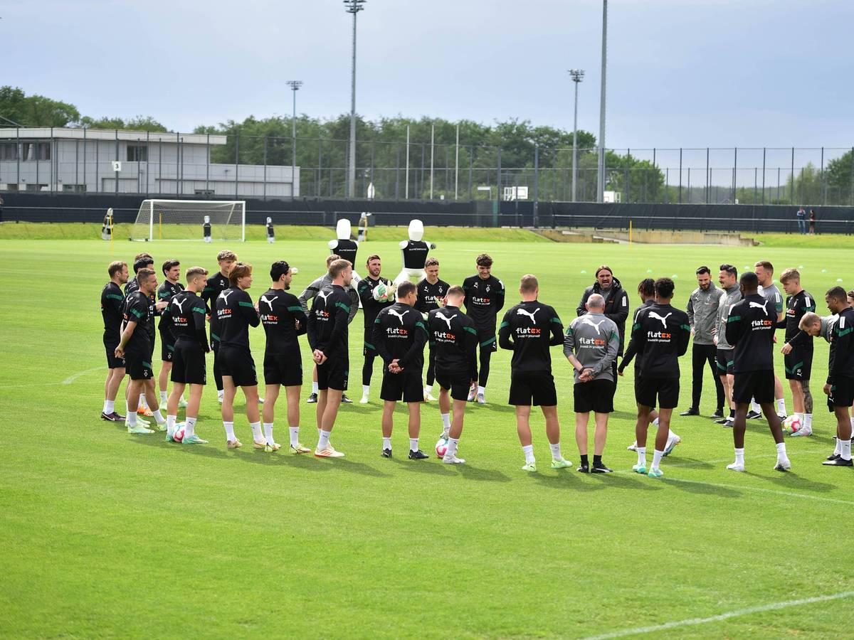 Die Mannschaft von Borussia Mönchengladbach, hier am 24. Mai bei einer Trainingseinheit im Borussia-Park in einem Kreis aufgestellt.