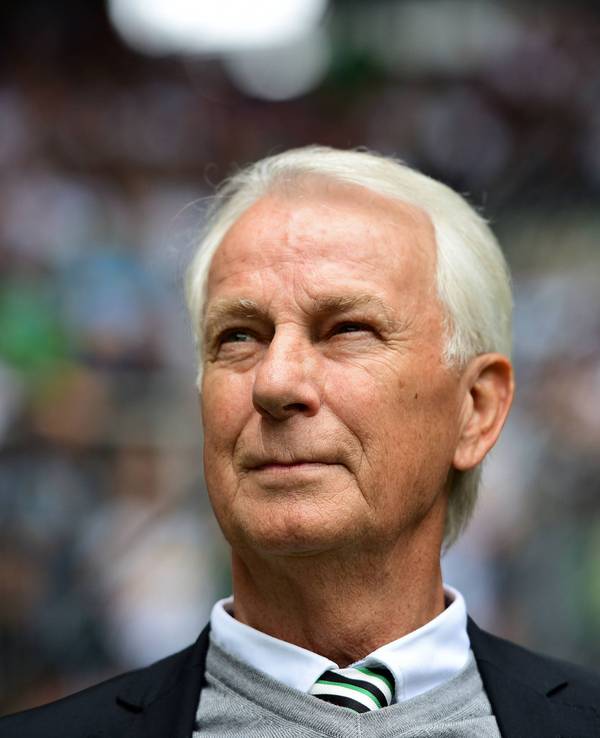 Rainer Bonhof, Vizepräsident von Borussia Mönchengladbach, schaut am 6. Mai 2023 im Borussia-Park lächelnd in die Ferne.
