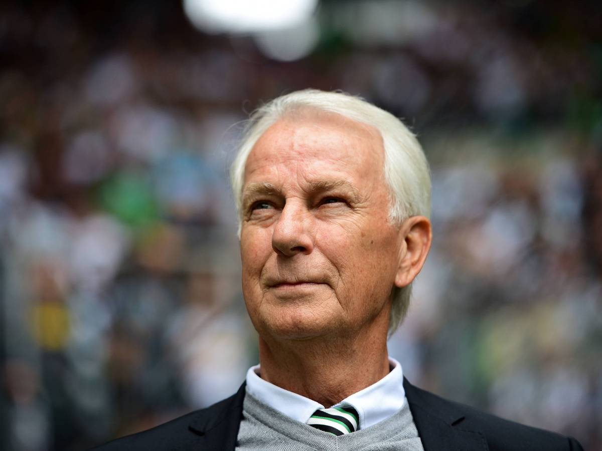 Rainer Bonhof, Vizepräsident von Borussia Mönchengladbach, schaut am 6. Mai 2023 im Borussia-Park lächelnd in die Ferne.