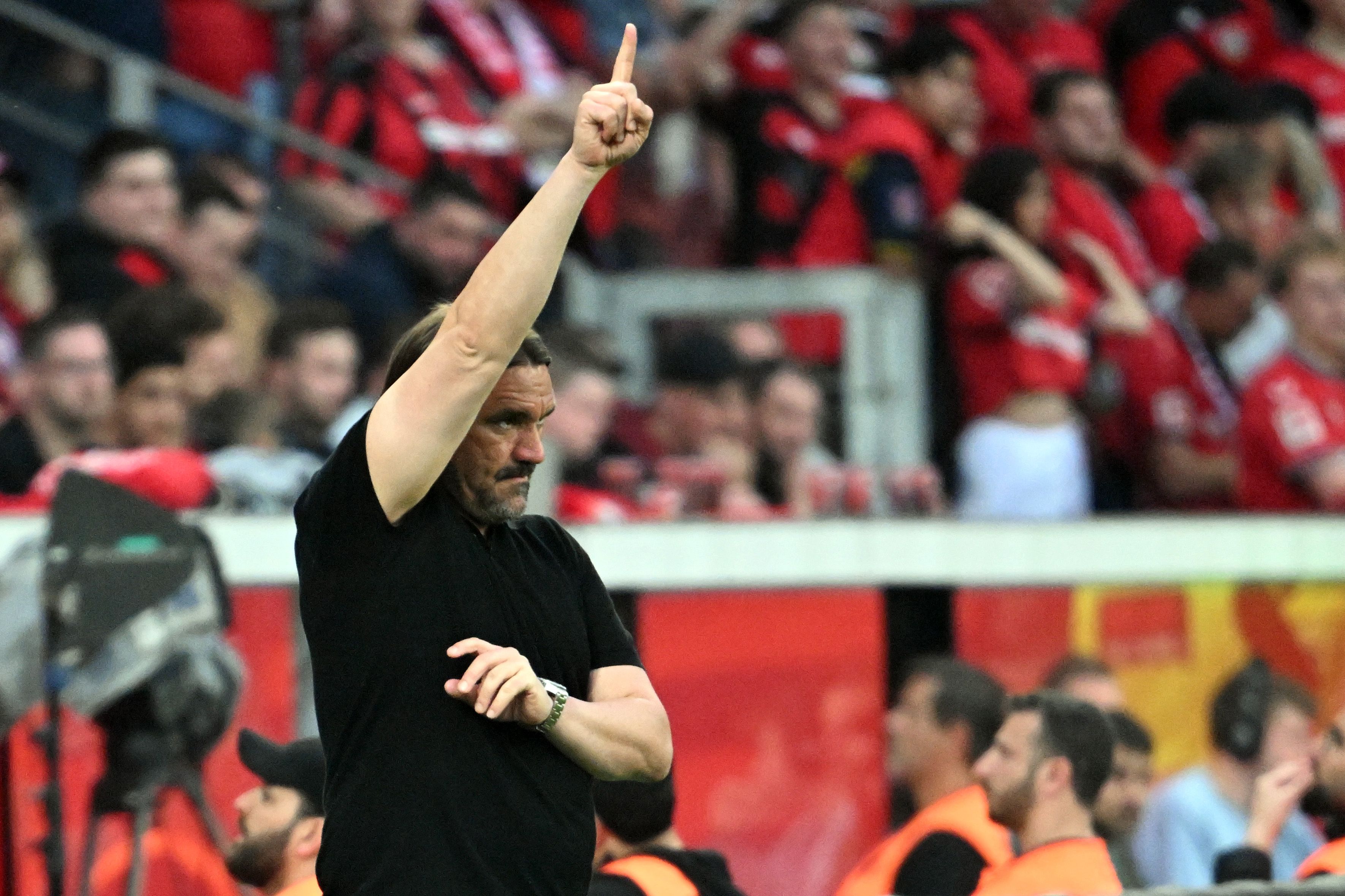 Daniel Farke, Trainer von Borussia Mönchengladbach, gestikuliert an der Seitenlinie. Dieses Foto zeigt den 46-Jährigen am 21. Mai 2023 in Leverkusen.
