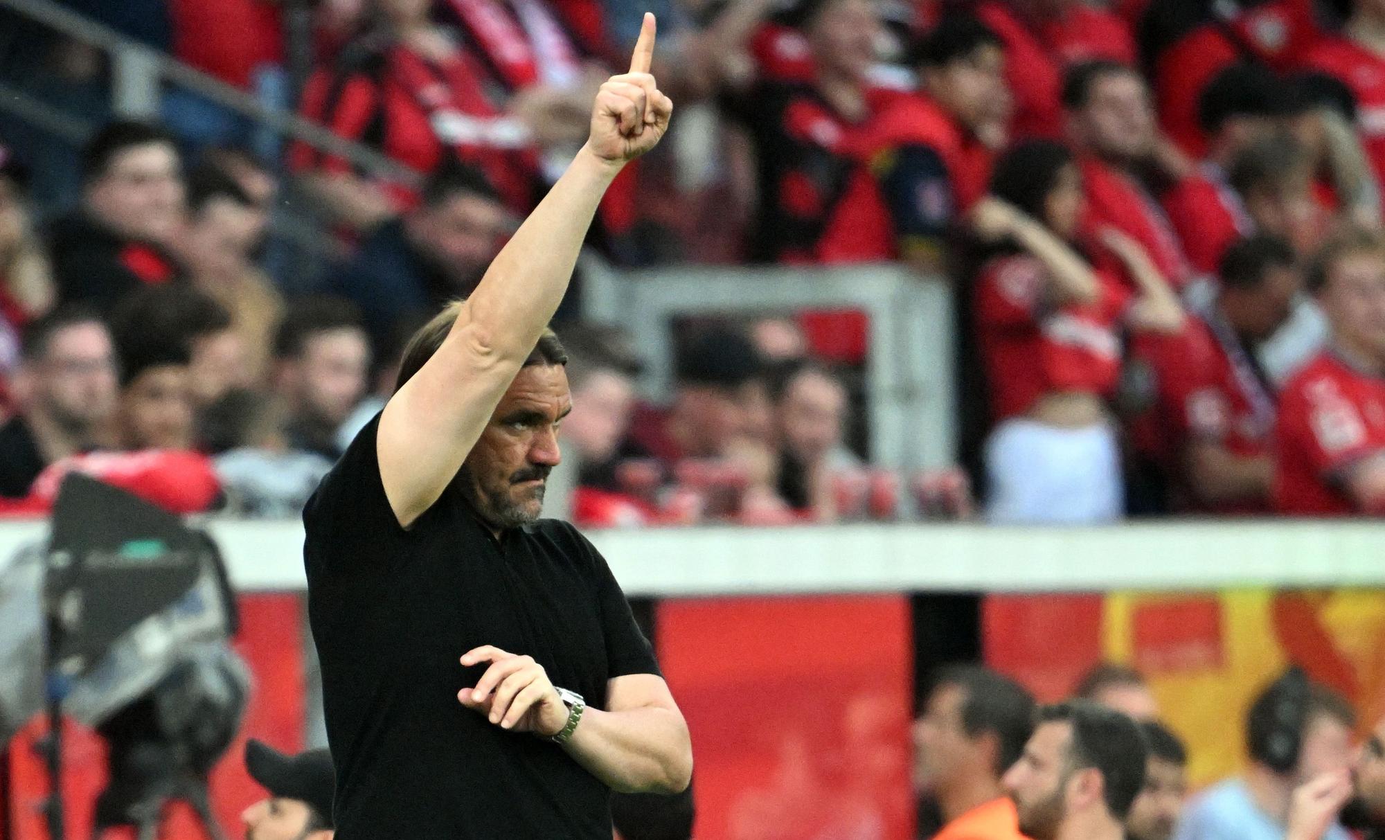 Daniel Farke, Trainer von Borussia Mönchengladbach, gestikuliert an der Seitenlinie. Dieses Foto zeigt den 46-Jährigen am 21. Mai 2023 in Leverkusen.