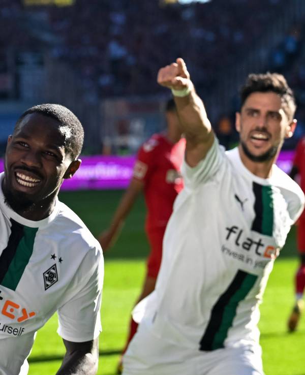 Ramy Bensebaini, Marcus Thuram und Lars Stindl von Borussia Mönchengladbach am 9. Oktober 2022 beim Torjubel gegen den 1. FC Köln.