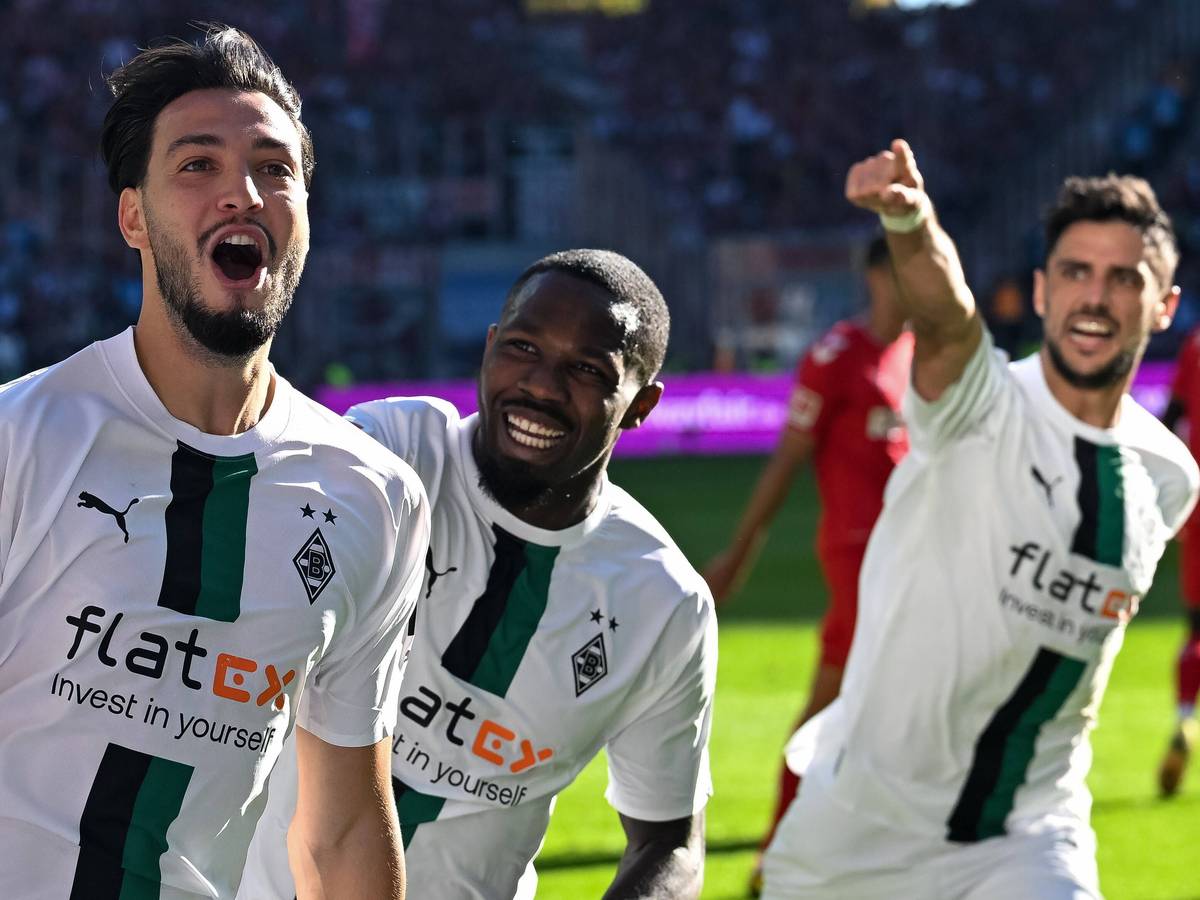 Ramy Bensebaini, Marcus Thuram und Lars Stindl von Borussia Mönchengladbach am 9. Oktober 2022 beim Torjubel gegen den 1. FC Köln.