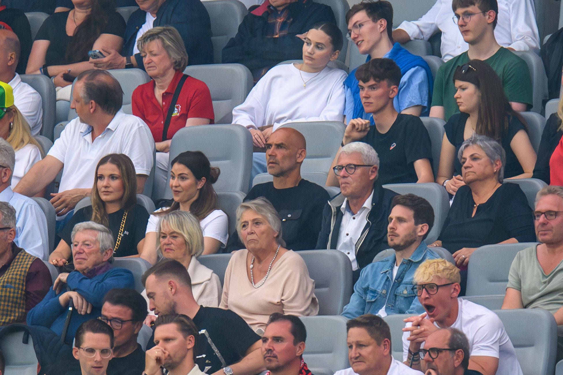 Bochum-Trainer Thomas Letsch (Mitte) hat am am 21. Mai 2023 das Bundesliga-Duell zwischen Bayer Leverkusen und Borussia Mönchengladbach als Tribünen-Gast in der Bay-Arena verfolgt. Letsch, an seiner Glatze zu erkennen, schaut Richtung Spielfeld.