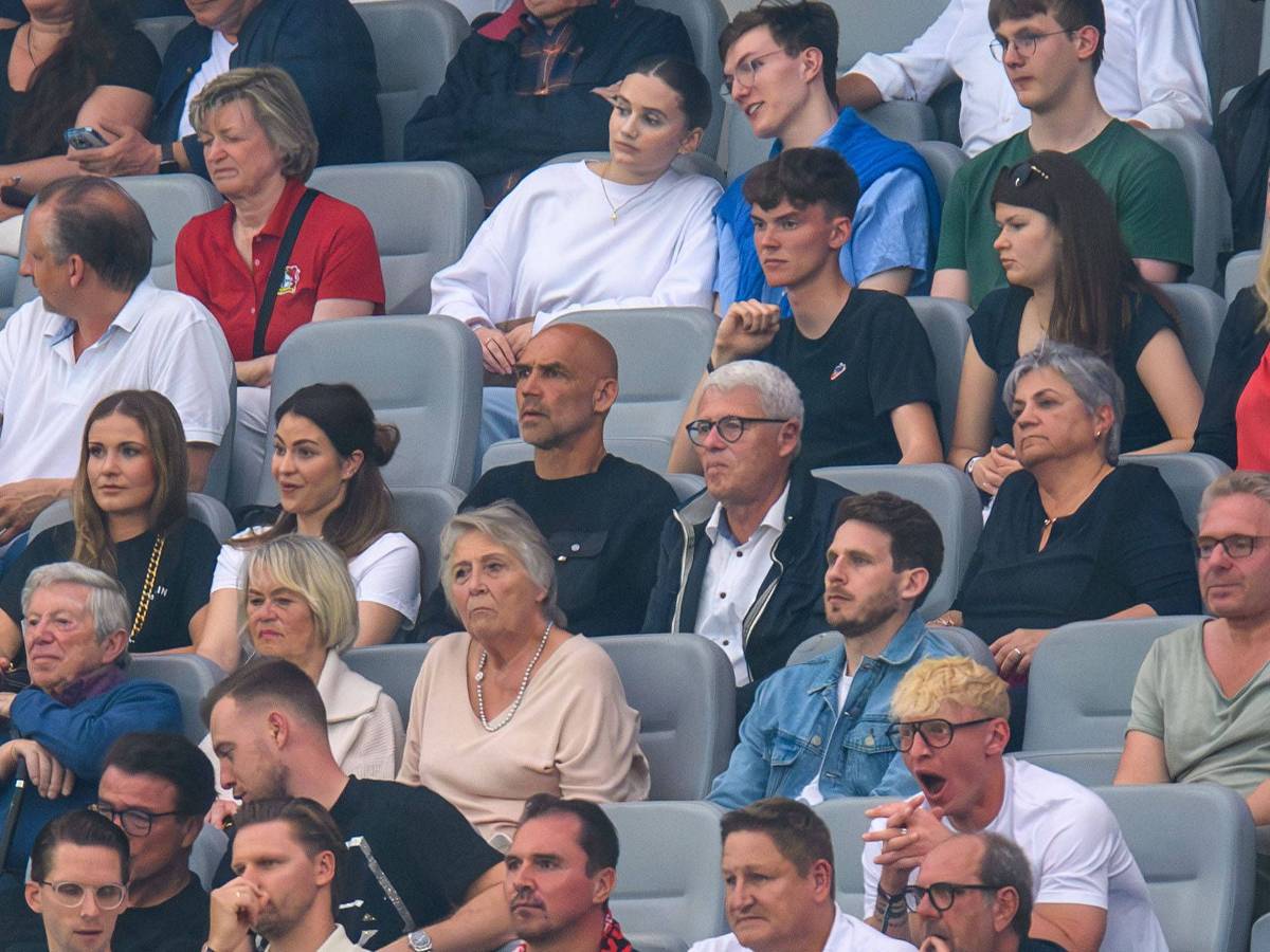 Bochum-Trainer Thomas Letsch (Mitte) hat am am 21. Mai 2023 das Bundesliga-Duell zwischen Bayer Leverkusen und Borussia Mönchengladbach als Tribünen-Gast in der Bay-Arena verfolgt. Letsch, an seiner Glatze zu erkennen, schaut Richtung Spielfeld.