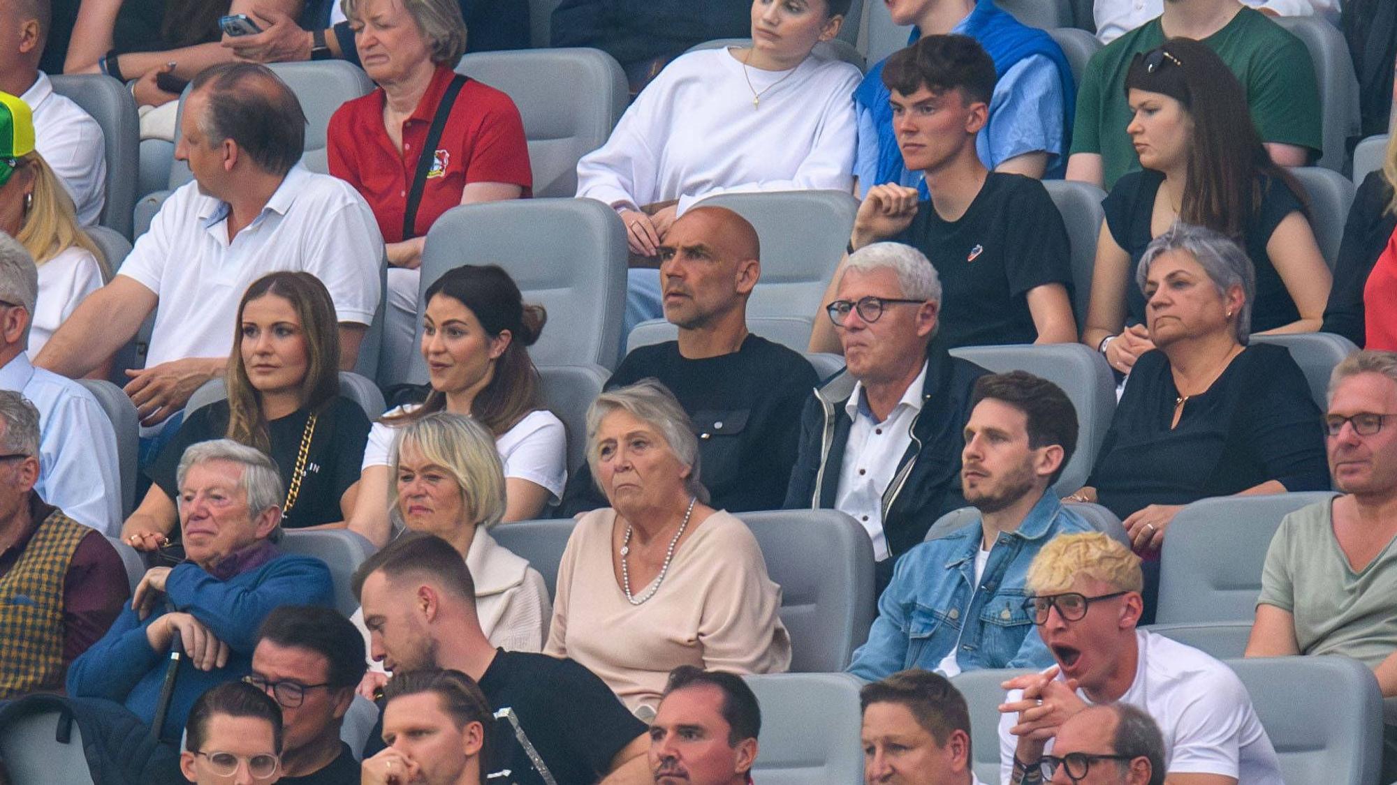 Bochum-Trainer Thomas Letsch (Mitte) hat am am 21. Mai 2023 das Bundesliga-Duell zwischen Bayer Leverkusen und Borussia Mönchengladbach als Tribünen-Gast in der Bay-Arena verfolgt. Letsch, an seiner Glatze zu erkennen, schaut Richtung Spielfeld.