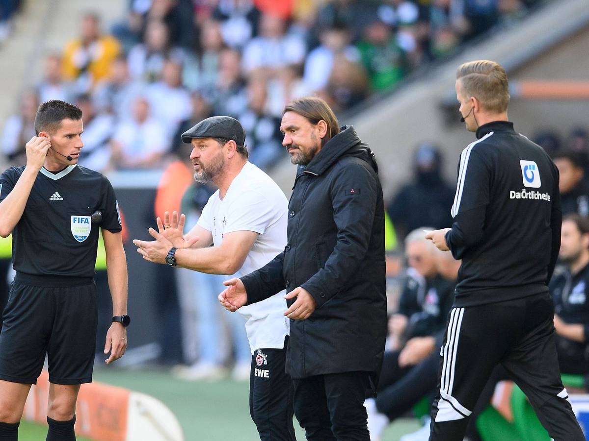 Wer steht am Saisonende vor dem Erzrivalen in der Bundesliga-Abschlusstabelle? Gladbach-Trainer Daniel Farke (2.v.r.) oder Köln-Coach Steffen Baumgart (2.v.l.)? Hier sind die beiden am 9. Oktober 2022 im Borussia-Park zu sehen. Beide Trainer machen Gesten mit ihren Händen.