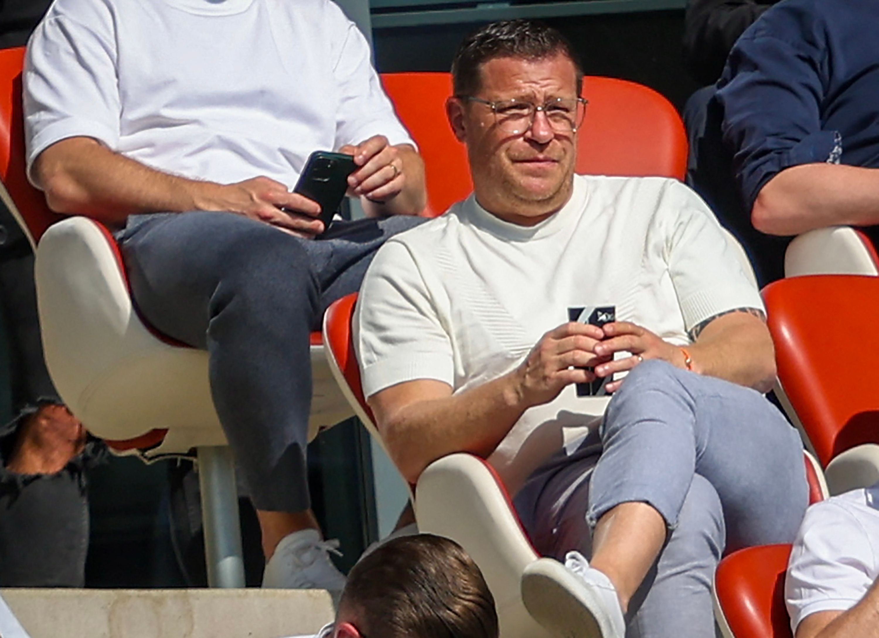 Ex-Gladbach-Manager Max Eberl, hier zu sehen während des Bundesliga-Duells seines jetzigen Klubs RB Leipzig gegen Schalke 04 am 27. Mai 2023. Eberl hat einen Getränke-Becher in den Händen.