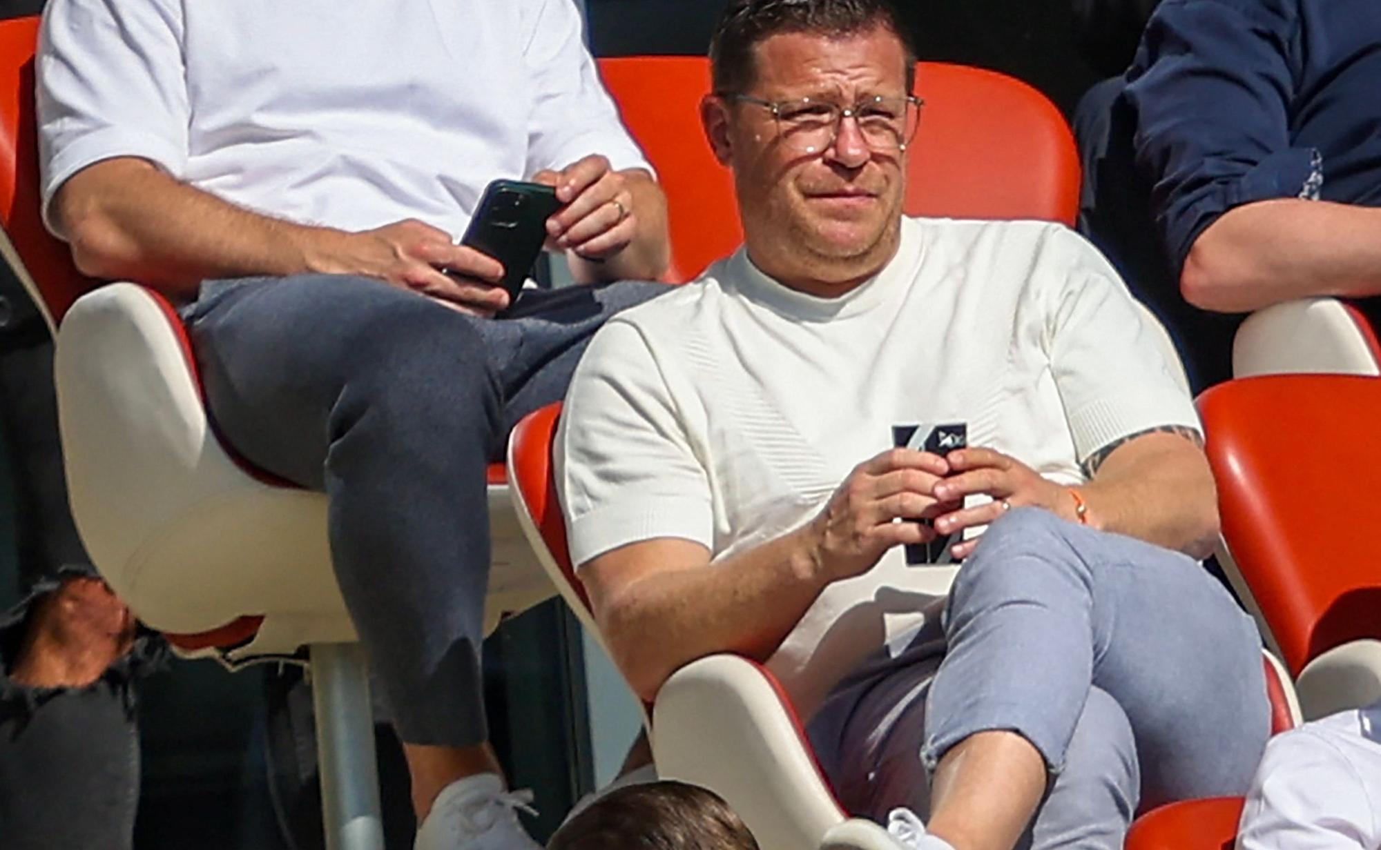 Ex-Gladbach-Manager Max Eberl, hier zu sehen während des Bundesliga-Duells seines jetzigen Klubs RB Leipzig gegen Schalke 04 am 27. Mai 2023. Eberl hat einen Getränke-Becher in den Händen.