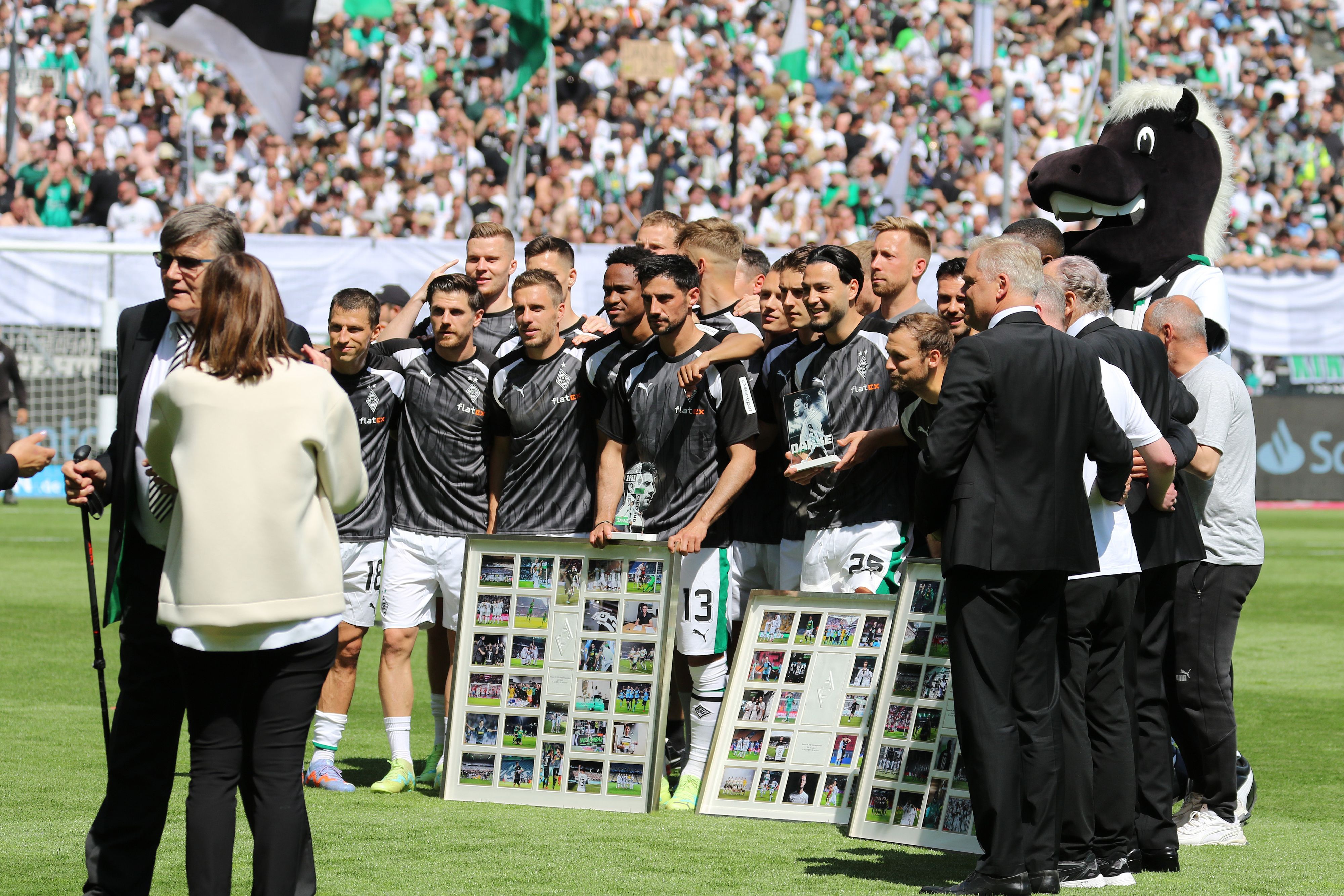 Lars Stindl, Kapitän von Borussia Mönchengladbach, ist vor dem Spiel gegen den FC Augsburg am Samstag (27. Mai 2023), genau wie seine Teamkollegen Marcus Thuram und Ramy Bensebaini, verabschiedet worden. Acht Jahre trug der 34-Jährige das VfL-Trikot.