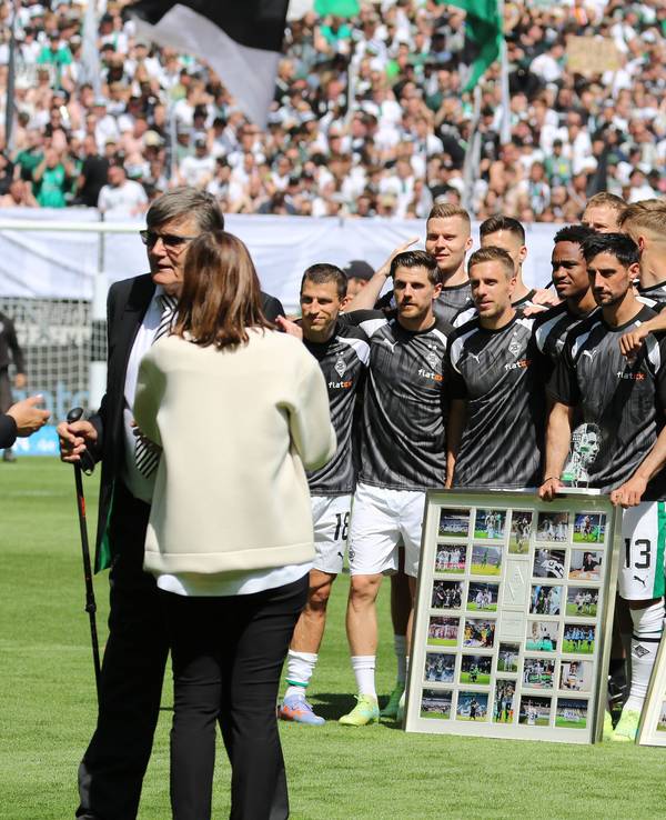 Lars Stindl, Kapitän von Borussia Mönchengladbach, ist vor dem Spiel gegen den FC Augsburg am Samstag (27. Mai 2023), genau wie seine Teamkollegen Marcus Thuram und Ramy Bensebaini, verabschiedet worden. Acht Jahre trug der 34-Jährige das VfL-Trikot.