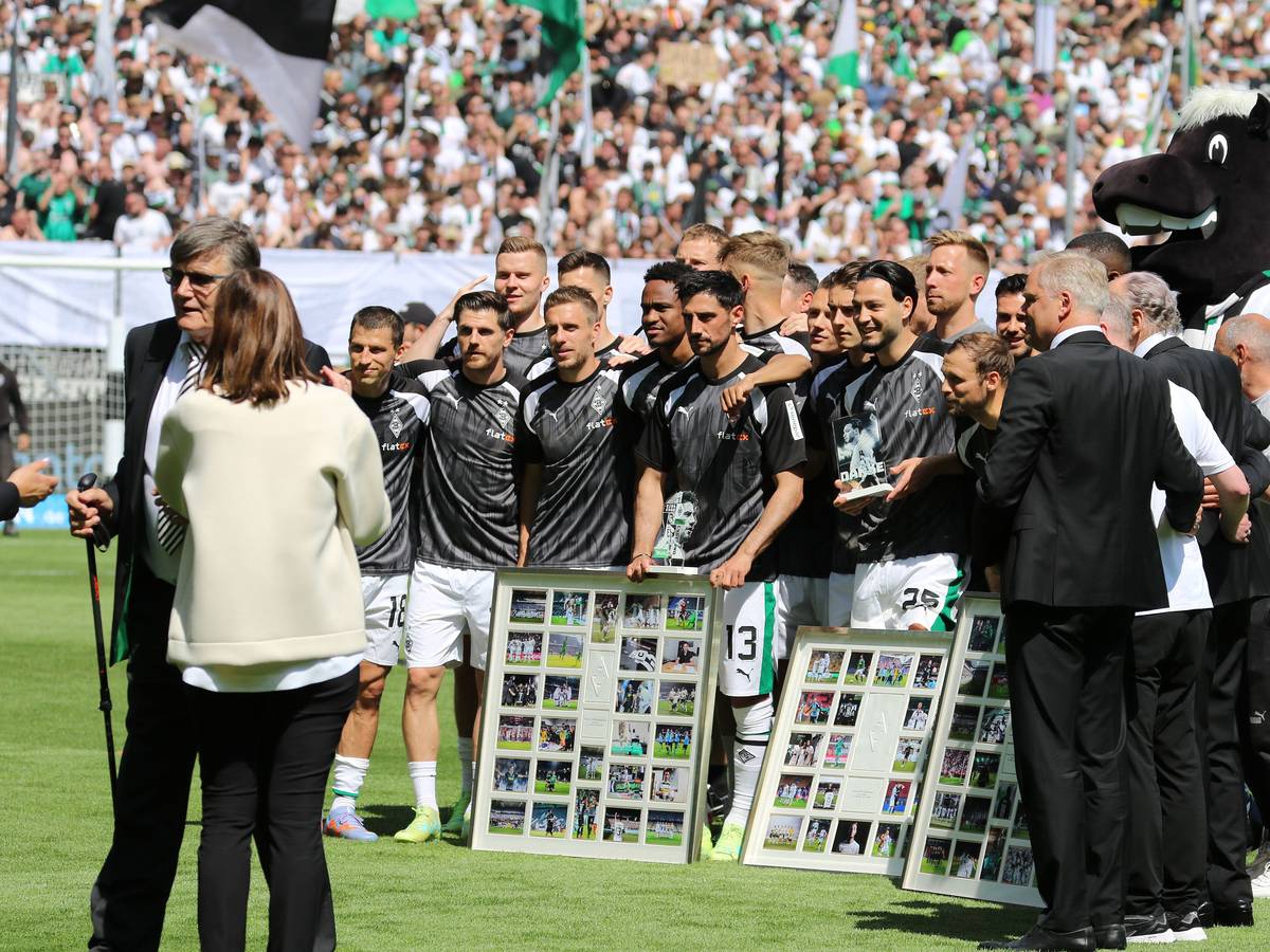 Lars Stindl, Kapitän von Borussia Mönchengladbach, ist vor dem Spiel gegen den FC Augsburg am Samstag (27. Mai 2023), genau wie seine Teamkollegen Marcus Thuram und Ramy Bensebaini, verabschiedet worden. Acht Jahre trug der 34-Jährige das VfL-Trikot.