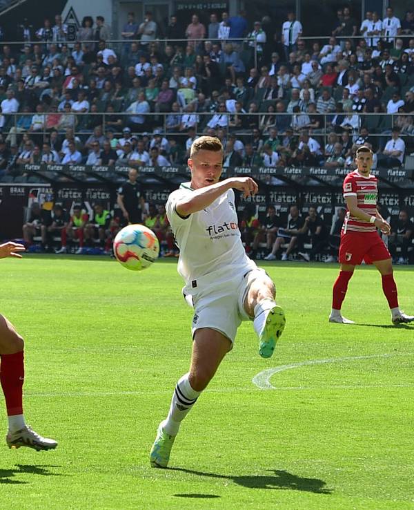 Borussia Mönchengladbach hat am Samstag (27. Mai 2023) 2:0 gegen den FC Augsburg gewonnen. Das Foto zeigt FCA-Profi Arne Engels (l.) im Kampf um den Ball mit BMG-Verteidiger Nico Elvedi (r.).