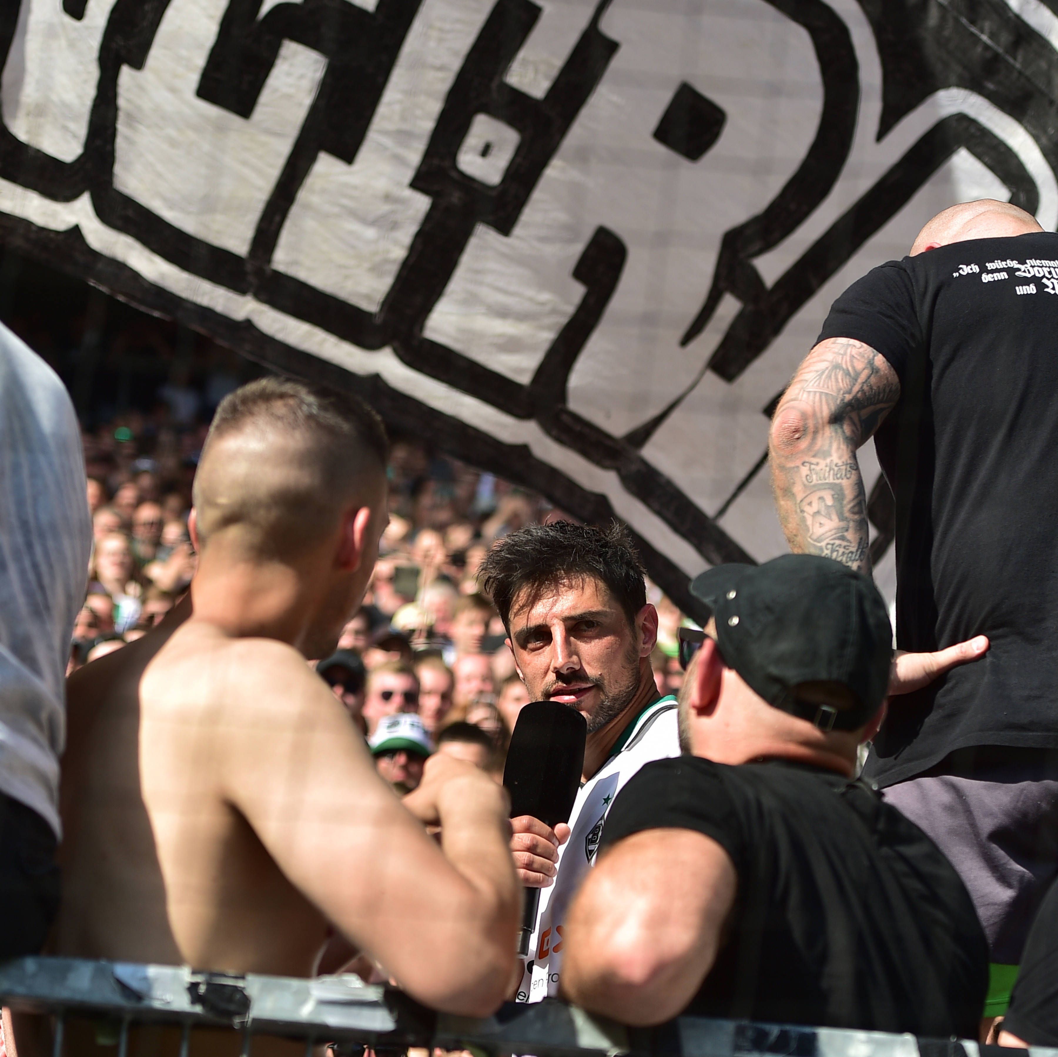 Letzte Botschaft an die Gladbach-Fans! Borussia-Kapitän Lars Stindl spricht nach dem 2:0-Sieg zum Bundesliga-Finish (27. Mai 2023) gegen den FC Augsburg per Mikro zu den Fohlen-Treuen im Borussia-Park. Stindl wird von Fans umlagert.