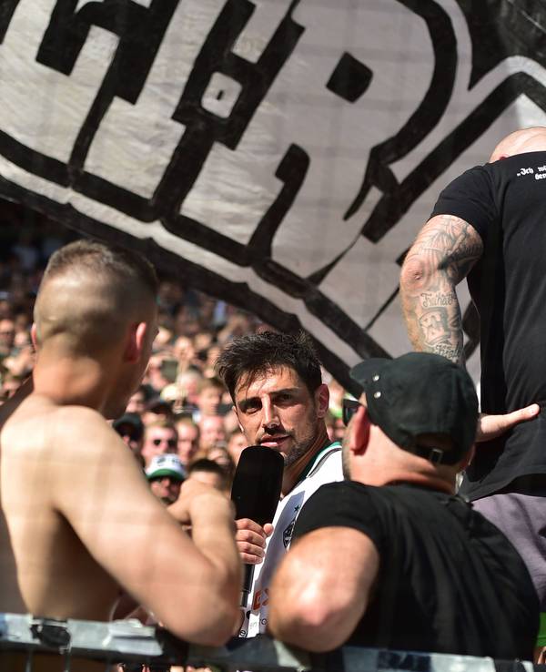 Letzte Botschaft an die Gladbach-Fans! Borussia-Kapitän Lars Stindl spricht nach dem 2:0-Sieg zum Bundesliga-Finish (27. Mai 2023) gegen den FC Augsburg per Mikro zu den Fohlen-Treuen im Borussia-Park. Stindl wird von Fans umlagert.