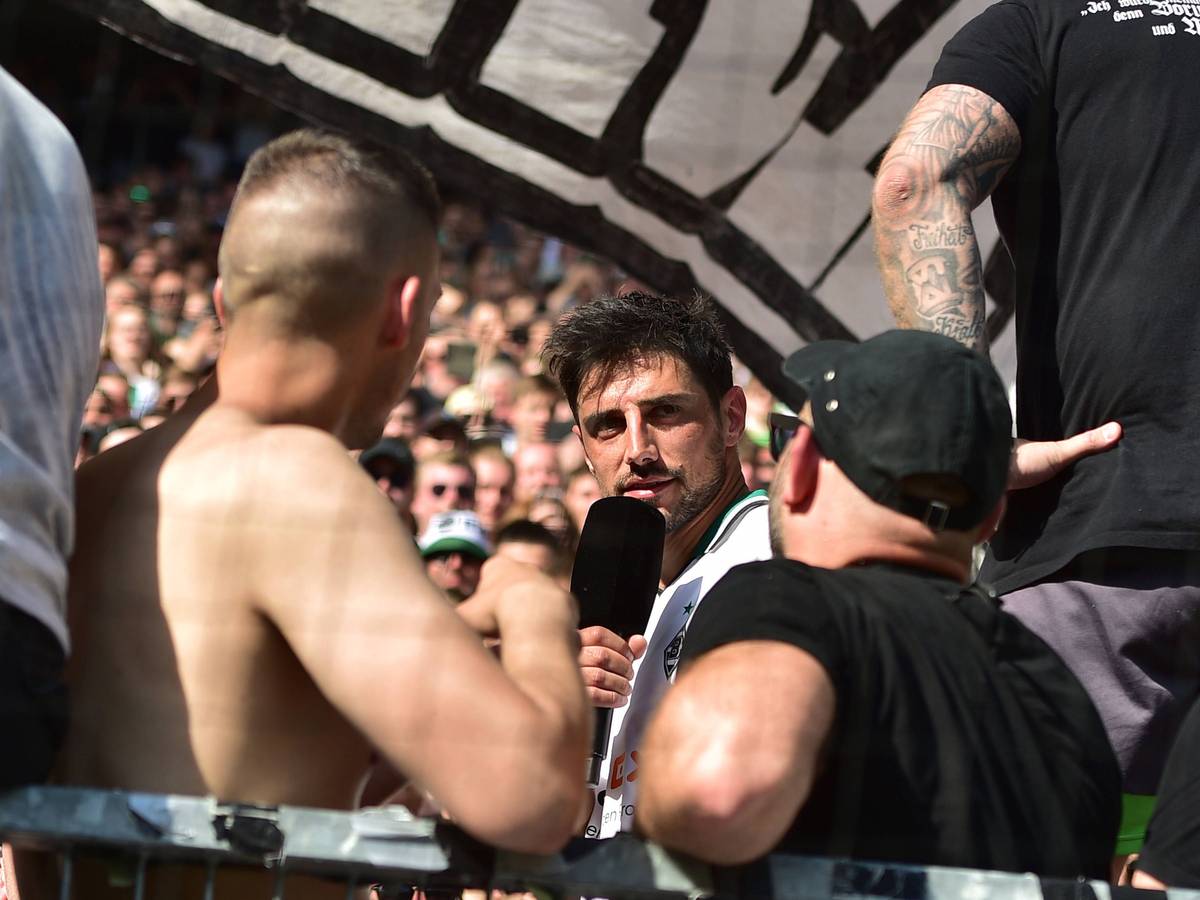 Letzte Botschaft an die Gladbach-Fans! Borussia-Kapitän Lars Stindl spricht nach dem 2:0-Sieg zum Bundesliga-Finish (27. Mai 2023) gegen den FC Augsburg per Mikro zu den Fohlen-Treuen im Borussia-Park. Stindl wird von Fans umlagert.