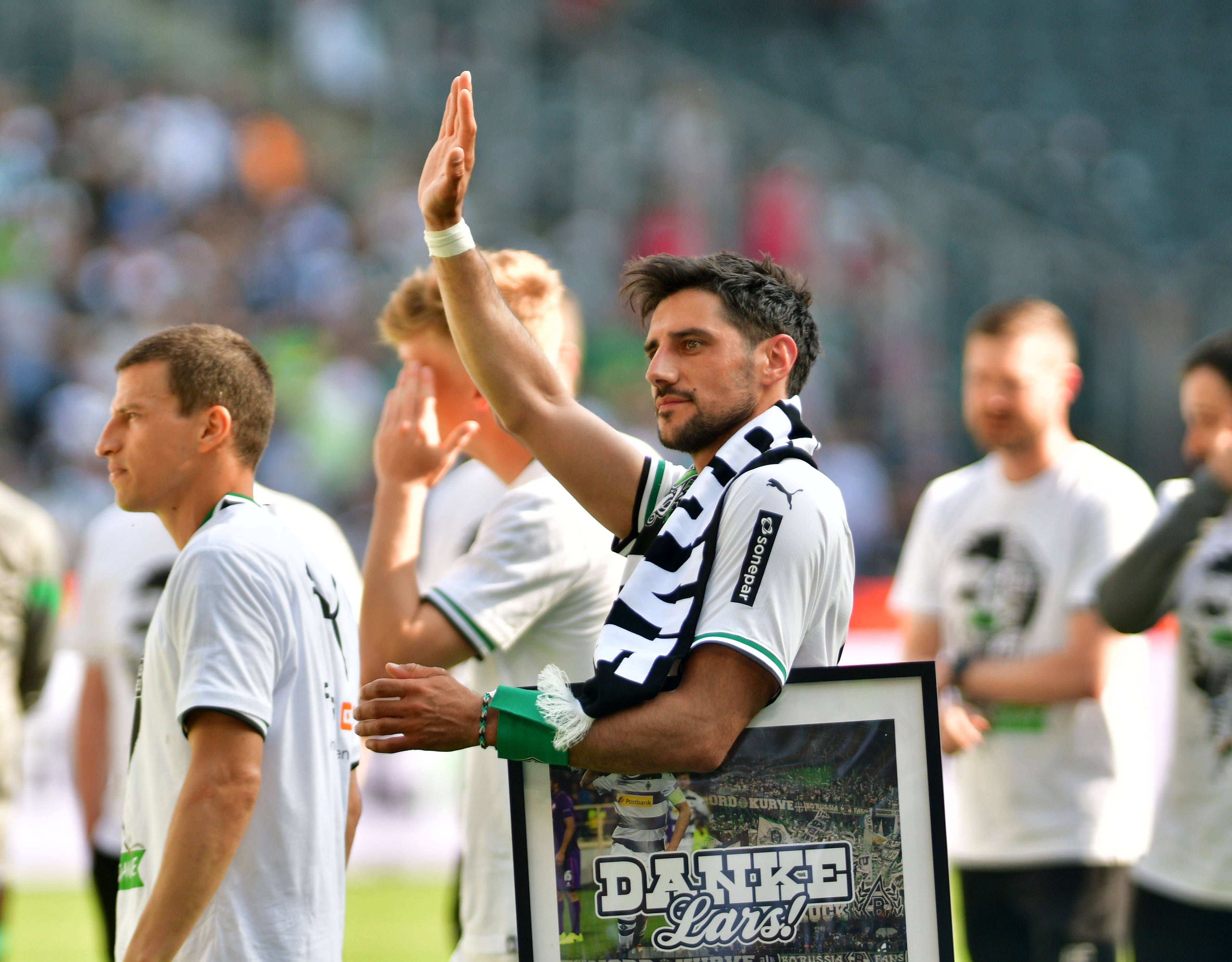 Lars Stindl verlässt Borussia Mönchengladbach nach acht Jahren. Auf dem Foto winkt er nach seinem letzten Spiel gegen den FC Augsburg (27. Mai 2023) zu den Fans im Borussia-Park.