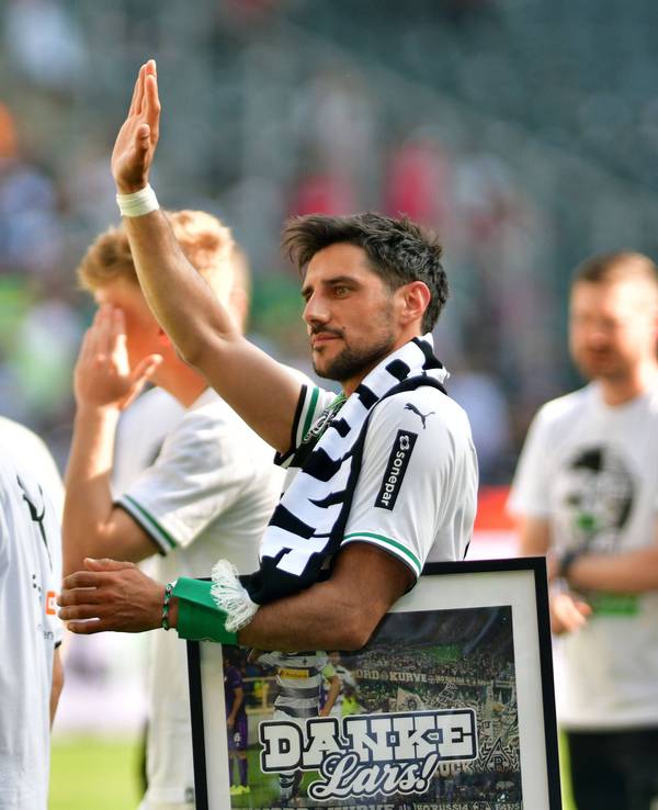 Lars Stindl verlässt Borussia Mönchengladbach nach acht Jahren. Auf dem Foto winkt er nach seinem letzten Spiel gegen den FC Augsburg (27. Mai 2023) zu den Fans im Borussia-Park.