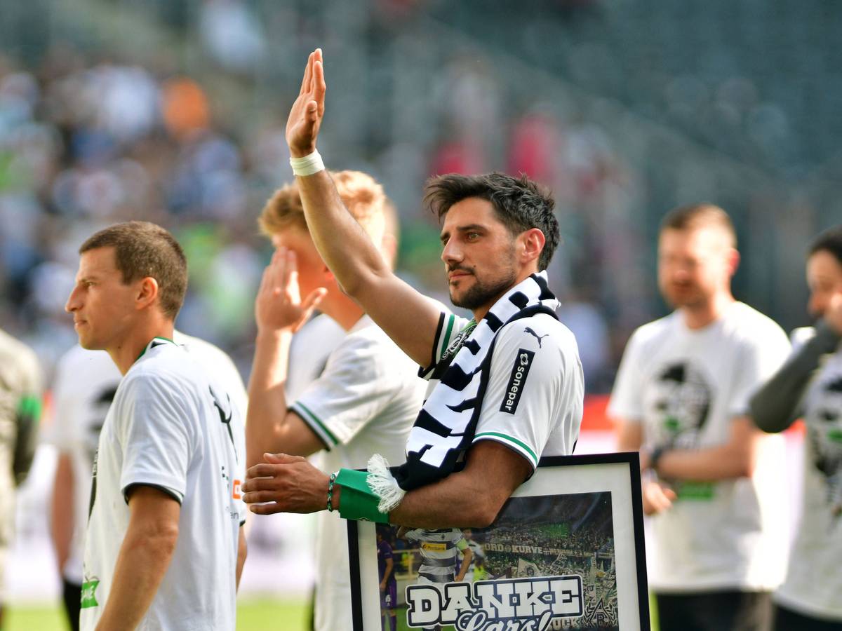 Lars Stindl verlässt Borussia Mönchengladbach nach acht Jahren. Auf dem Foto winkt er nach seinem letzten Spiel gegen den FC Augsburg (27. Mai 2023) zu den Fans im Borussia-Park.