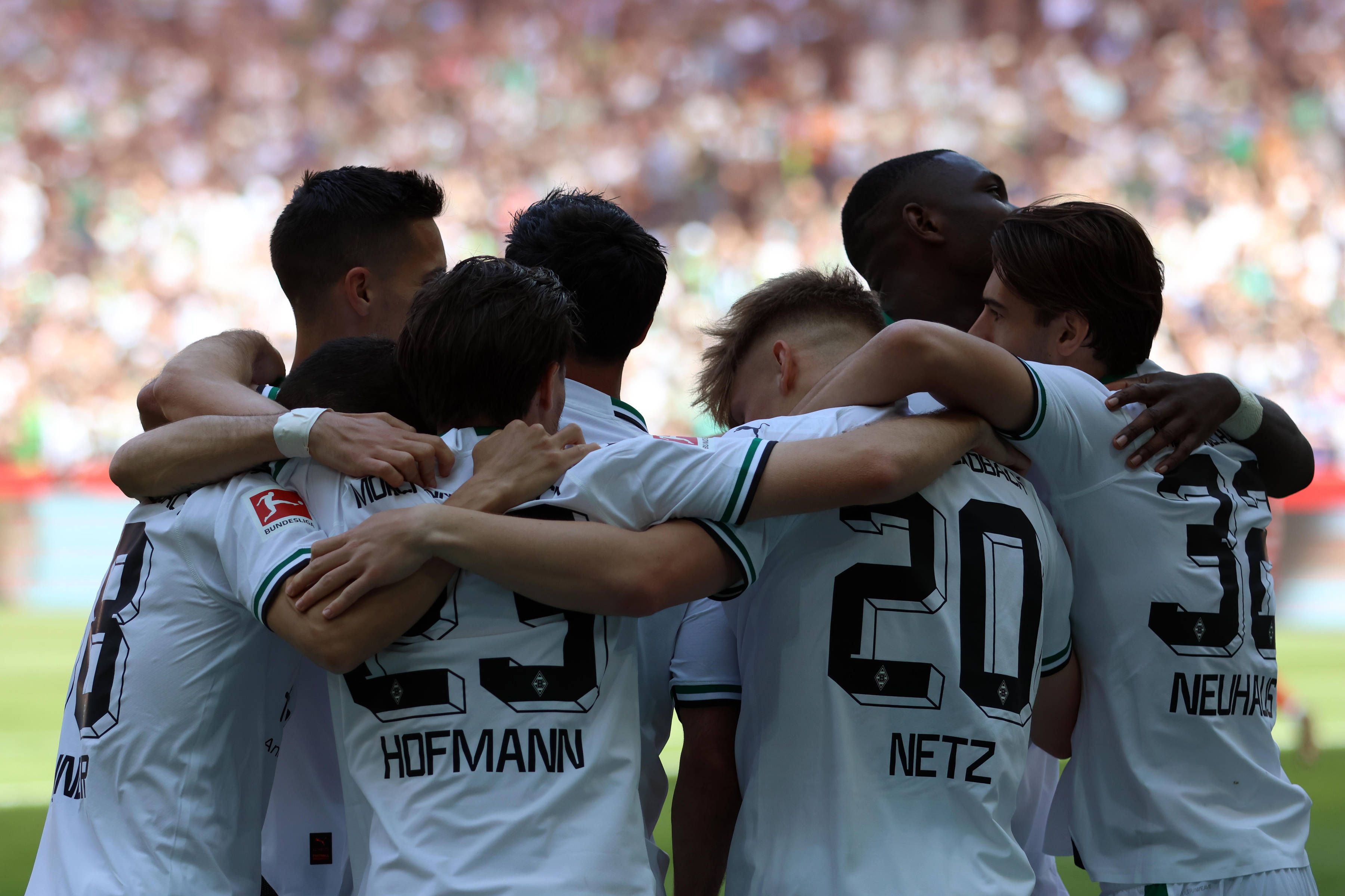 Die Mannschaft von Borussia Mönchengladbach bejubelt den Treffer von Luca Netz zum zwischenzeitlichen 1:0 gegen den FC Augsburg am 27. Mai 2023.