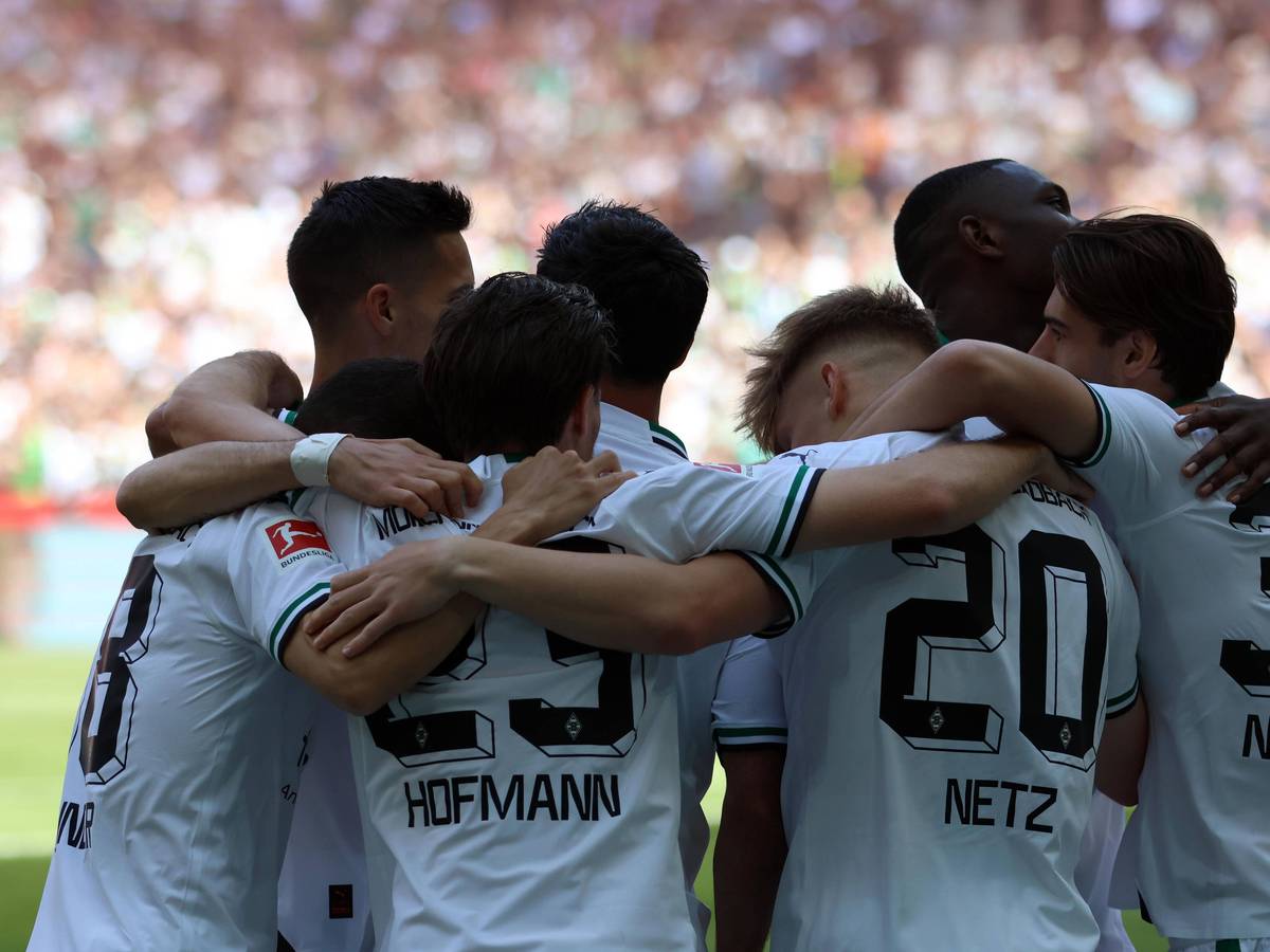 Die Mannschaft von Borussia Mönchengladbach bejubelt den Treffer von Luca Netz zum zwischenzeitlichen 1:0 gegen den FC Augsburg am 27. Mai 2023.