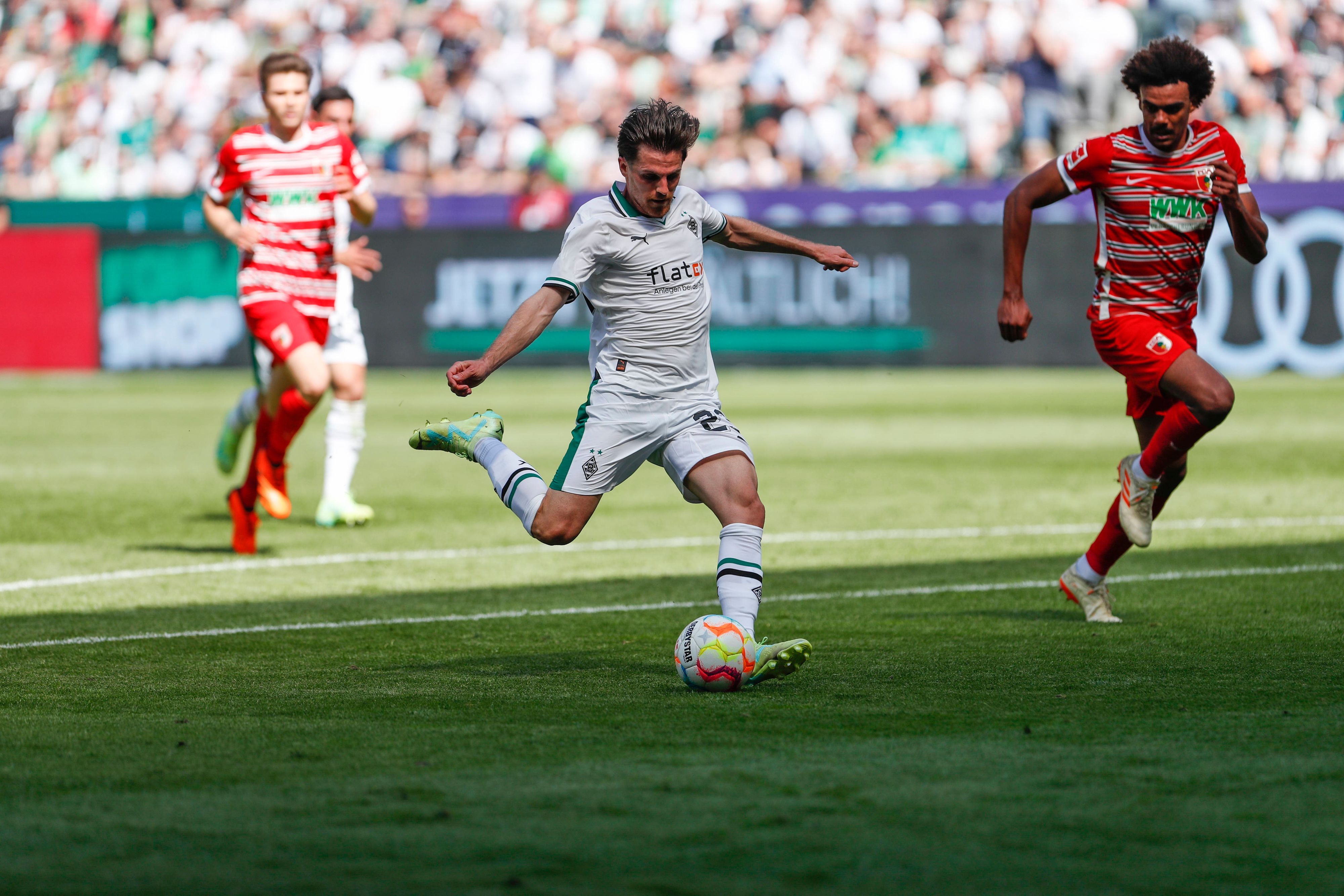 DFB-Nationalspieler Jonas Hofmann von Borussia Mönchengladbach hat zum Bundesliga-Finale (27. Mai 2023) beim Heim-Dreier gegen den FC Augsburg noch einmal seine Klasse zeigen können. Hier schließt er mit einem Schuss ab.