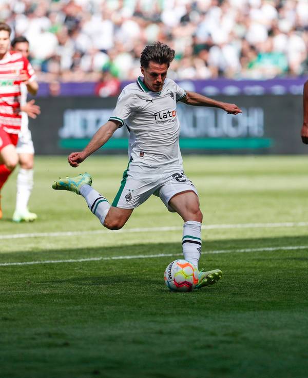 DFB-Nationalspieler Jonas Hofmann von Borussia Mönchengladbach hat zum Bundesliga-Finale (27. Mai 2023) beim Heim-Dreier gegen den FC Augsburg noch einmal seine Klasse zeigen können. Hier schließt er mit einem Schuss ab.