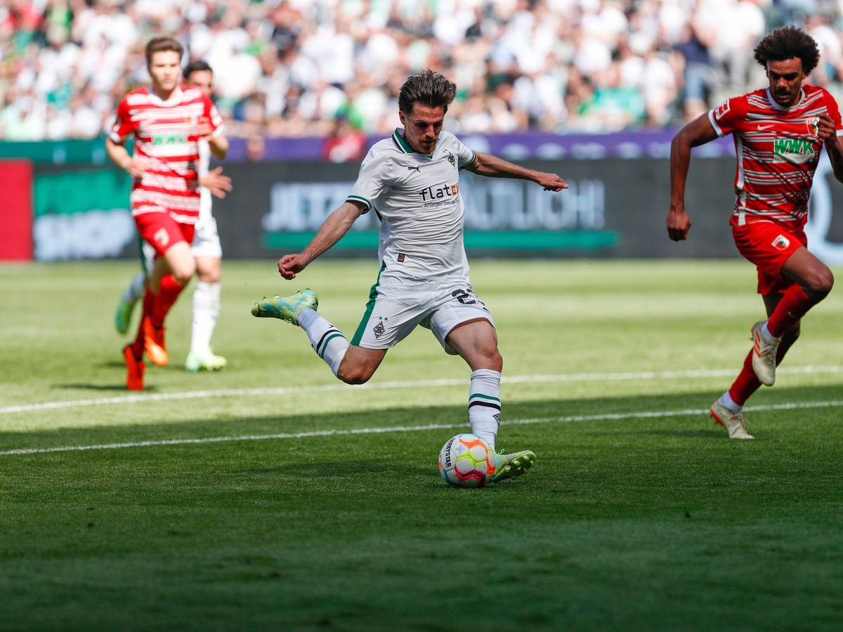 DFB-Nationalspieler Jonas Hofmann von Borussia Mönchengladbach hat zum Bundesliga-Finale (27. Mai 2023) beim Heim-Dreier gegen den FC Augsburg noch einmal seine Klasse zeigen können. Hier schließt er mit einem Schuss ab.