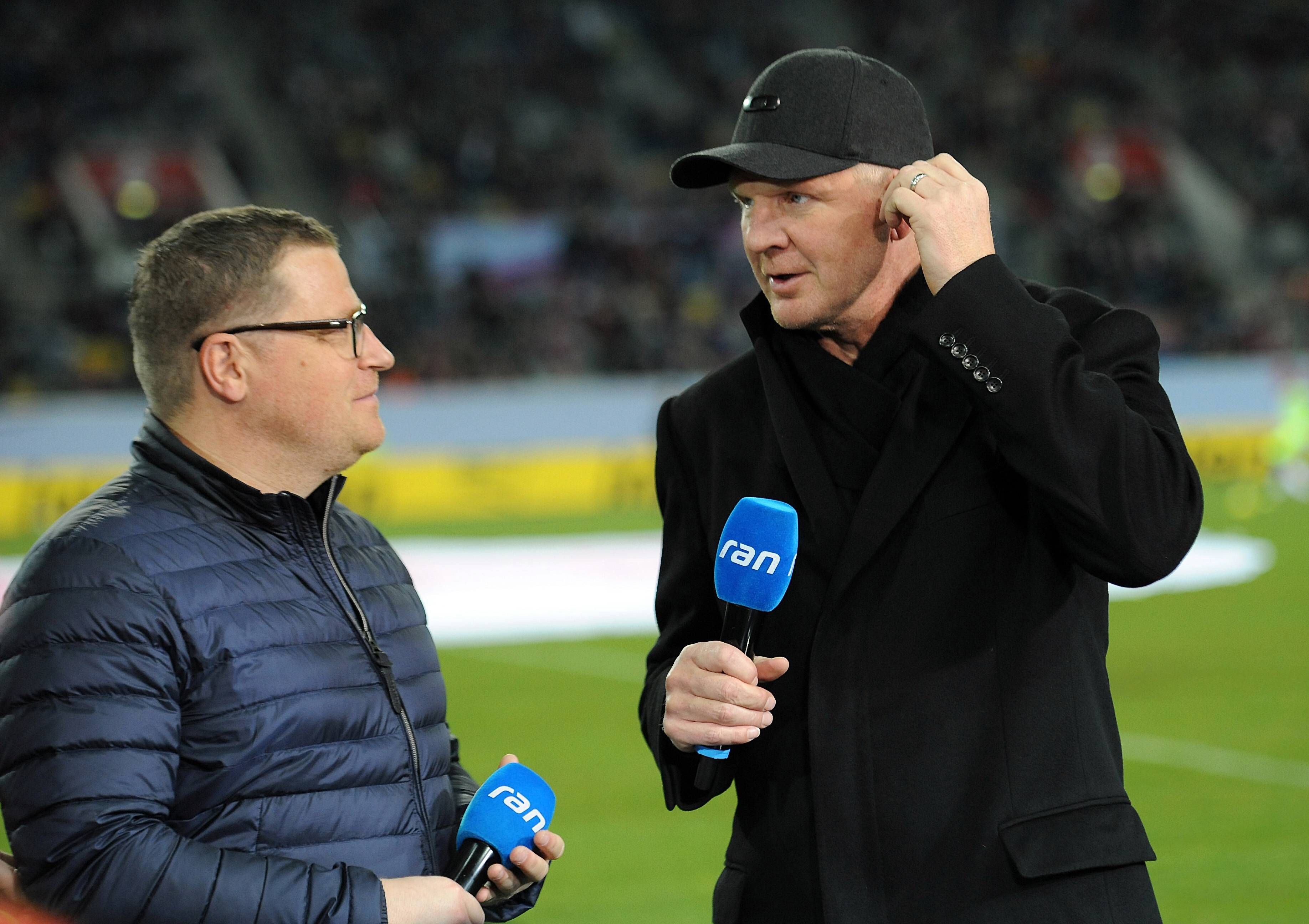Ex-Gladbach-Stars im Gespräch: Max Eberl (l.) unterhält sich mit Stefan Effenberg (r.) während eines Turniers (14. Januar 2017) in der Düsseldorfer Arena. Beide halten jeweils ein TV-Mikrofon in der Hand.