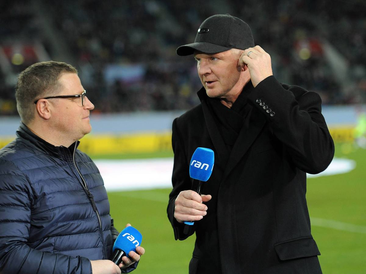 Ex-Gladbach-Stars im Gespräch: Max Eberl (l.) unterhält sich mit Stefan Effenberg (r.) während eines Turniers (14. Januar 2017) in der Düsseldorfer Arena. Beide halten jeweils ein TV-Mikrofon in der Hand.