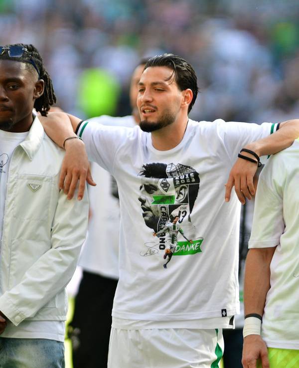 Die Gladbach-Spieler Ramy Bensebaini (M.), Manu Koné (l.) und Jonas Omlin (r.) im Borussia-Park, hier zu sehen bei der Verabschiedung von den Fohlen-Fans nach dem Bundesliga-Finale (27. Mai 2023) gegen den FC Augsburg. Die Spieler haben sich teilweise umarmt und schauen Richtung Nordkurve.