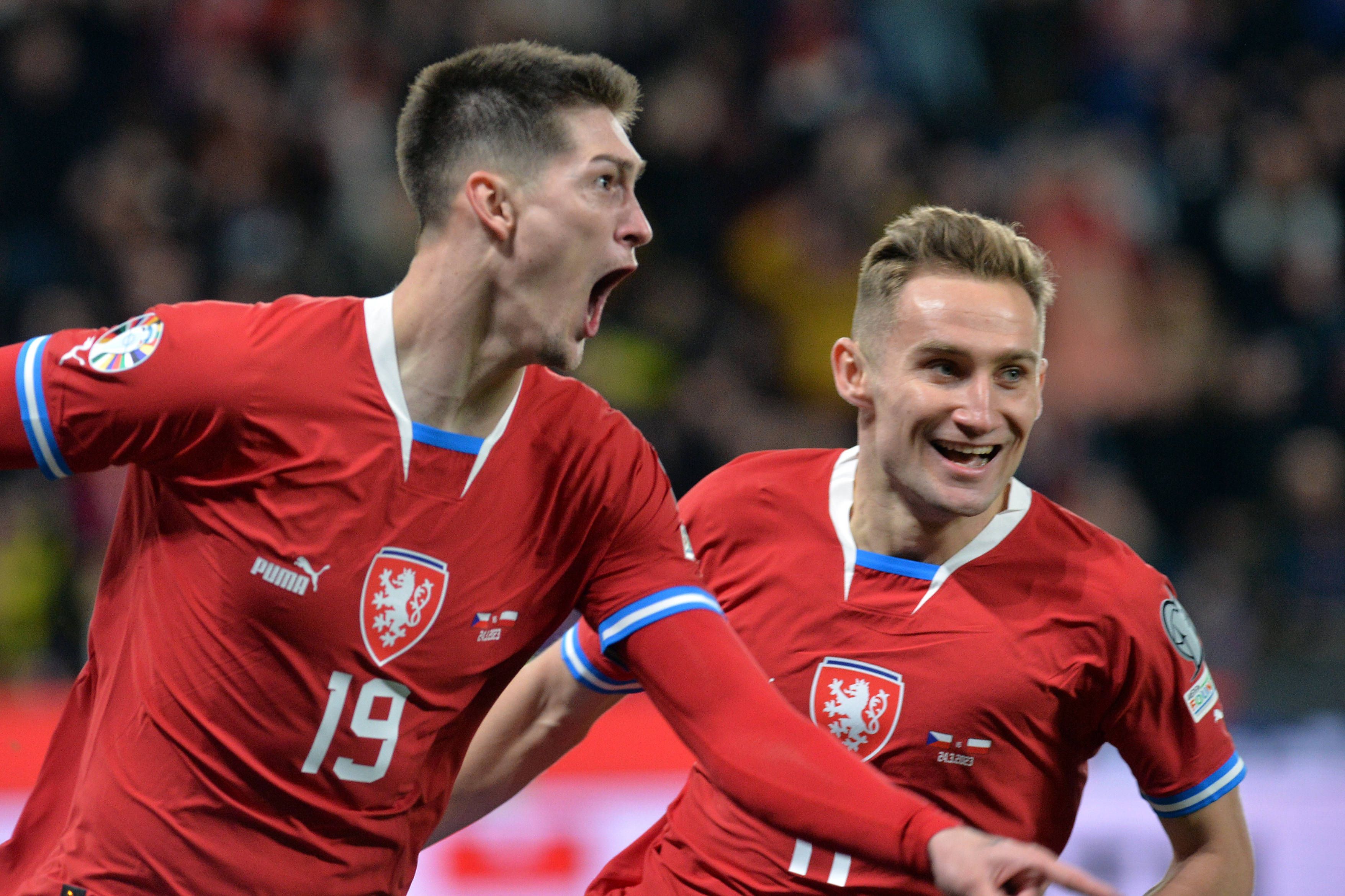 Stürmer Tomas Cvancara (l.) jubelt über seinen Treffer für Tschechien in der EM-Qualifikation gegen Polen am 24. März 2023 in Prag. Der 22-Jährige steht bei Sparta Prag unter Vertrag. Bundesligist Borussia Mönchengladbach soll an dem Spieler interessiert sein. Er schreit hier seine Freude heraus und breitet die Arme aus.