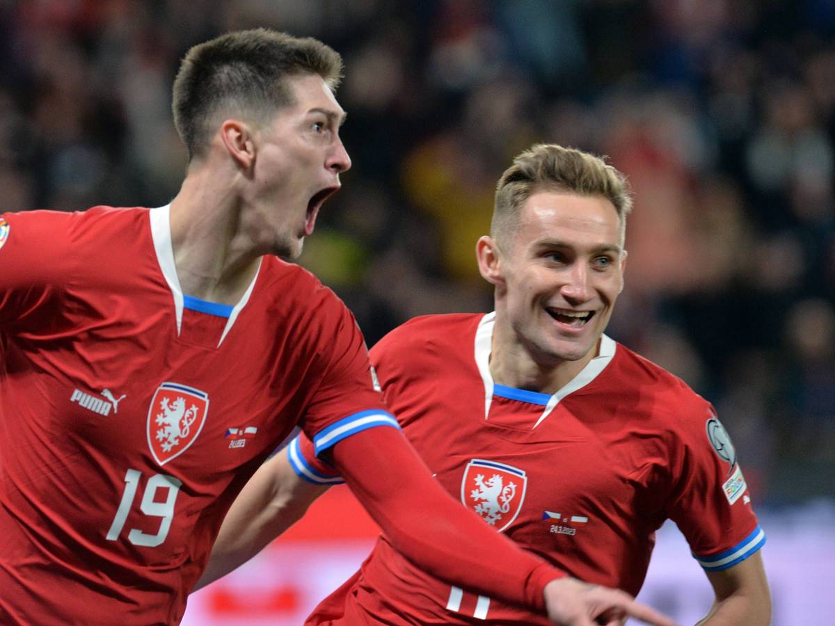 Stürmer Tomas Cvancara (l.) jubelt über seinen Treffer für Tschechien in der EM-Qualifikation gegen Polen am 24. März 2023 in Prag. Der 22-Jährige steht bei Sparta Prag unter Vertrag. Bundesligist Borussia Mönchengladbach soll an dem Spieler interessiert sein. Er schreit hier seine Freude heraus und breitet die Arme aus.