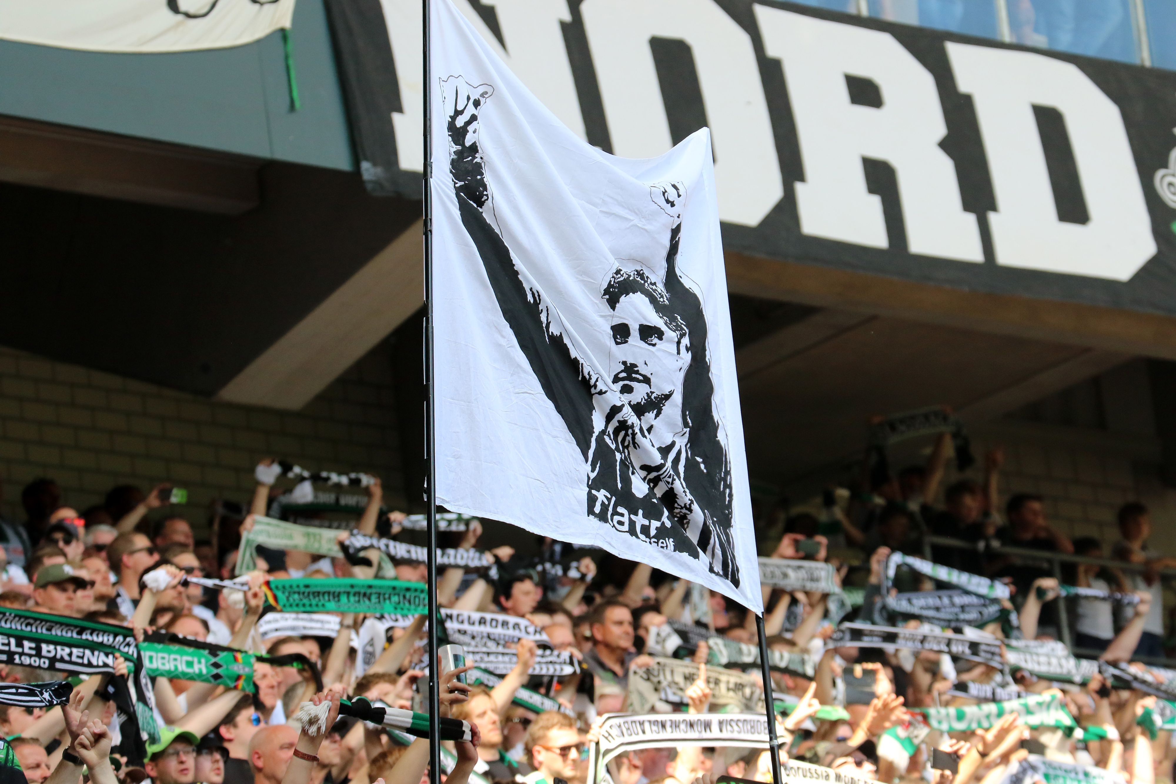 Fans in der Nordkurve feierten am Samstag (27. Mai 2023) beim Spiel gegen den FC Augsburg den scheidenden Kapitän Lars Stindl mit Gesängen und Transparenten. Das Foto zeigt eines von diesen mit dem Bild des Kapitäns von Borussia Mönchengladbach.
