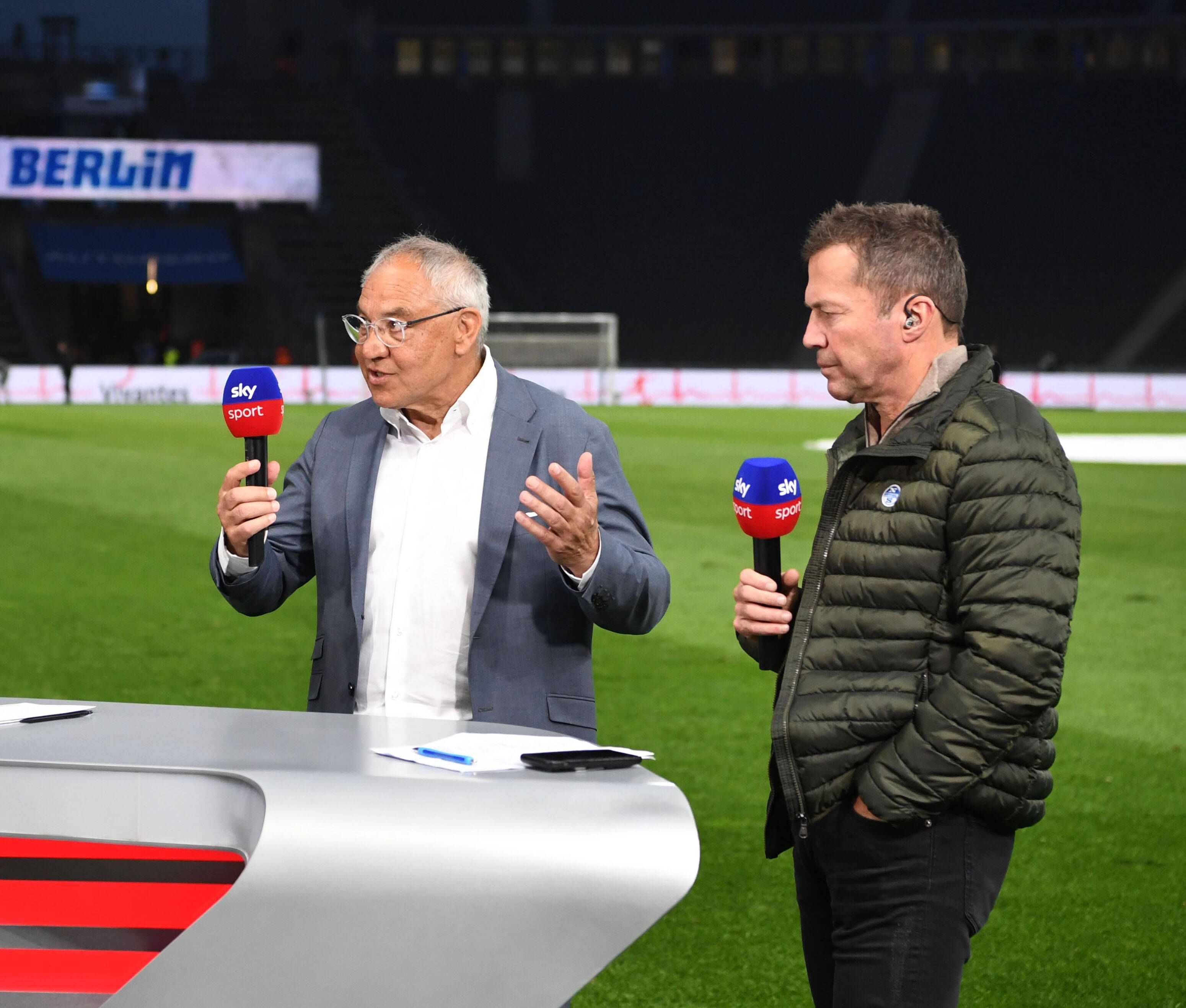 Der ehemalige Bayern-München-Trainer Felix Magath (l.) und Bayern-Legende Lothar Matthäus (r.), hier zu sehen am 7. Mai 2022 in Berlin, während einer Sendung des TV-Senders Sky. Beide halten jeweils ein Mikrofon in der Hand.