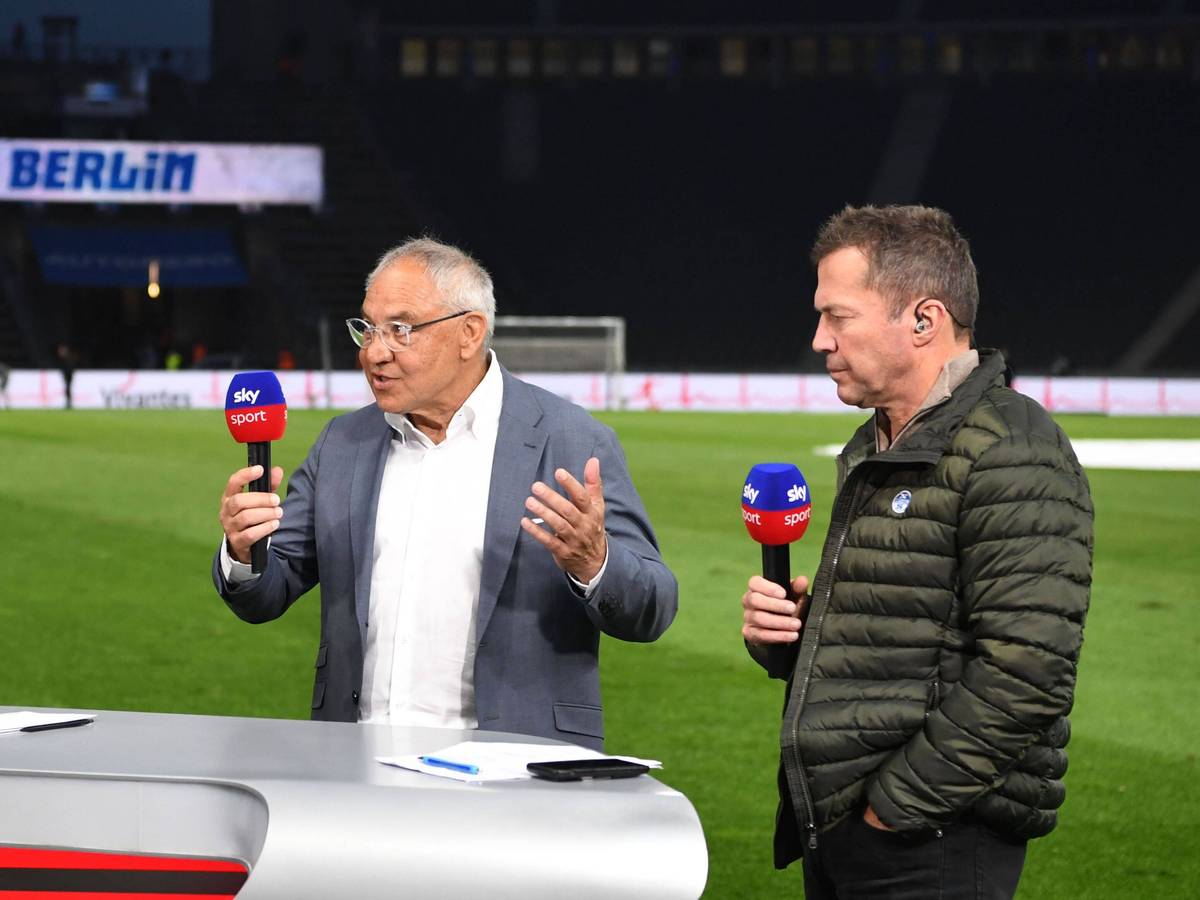 Der ehemalige Bayern-München-Trainer Felix Magath (l.) und Bayern-Legende Lothar Matthäus (r.), hier zu sehen am 7. Mai 2022 in Berlin, während einer Sendung des TV-Senders Sky. Beide halten jeweils ein Mikrofon in der Hand.