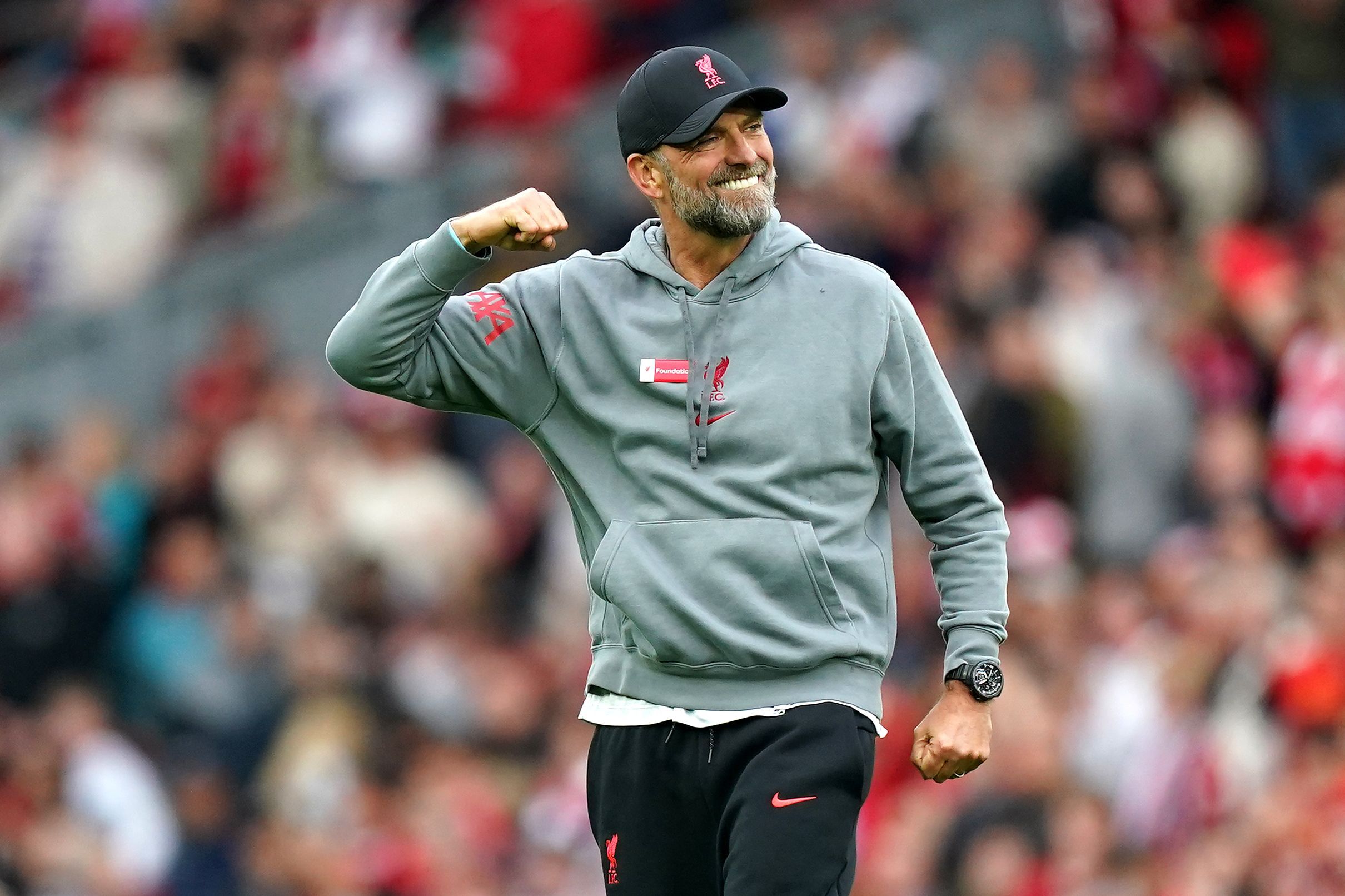 Jürgen Klopp, Trainer des englischen Premier-League-Klubs FC Liverpool, hier zu sehen am 6. Mai 2023. Klopp macht eine Geste mit seinem rechten Arm.