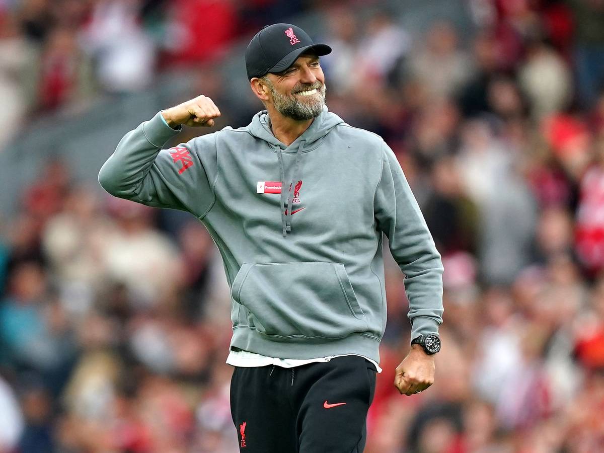 Jürgen Klopp, Trainer des englischen Premier-League-Klubs FC Liverpool, hier zu sehen am 6. Mai 2023. Klopp macht eine Geste mit seinem rechten Arm.