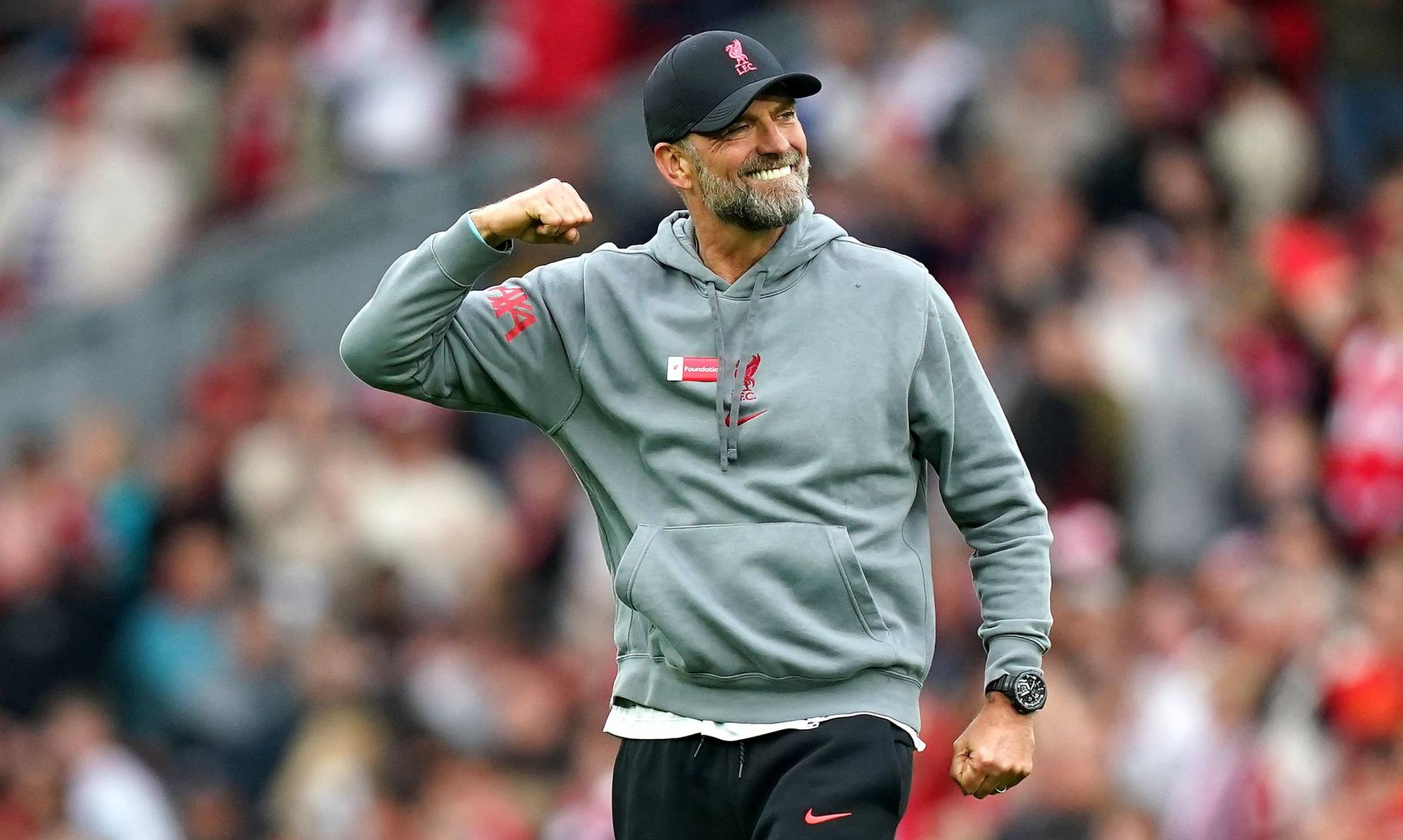 Jürgen Klopp, Trainer des englischen Premier-League-Klubs FC Liverpool, hier zu sehen am 6. Mai 2023. Klopp macht eine Geste mit seinem rechten Arm.