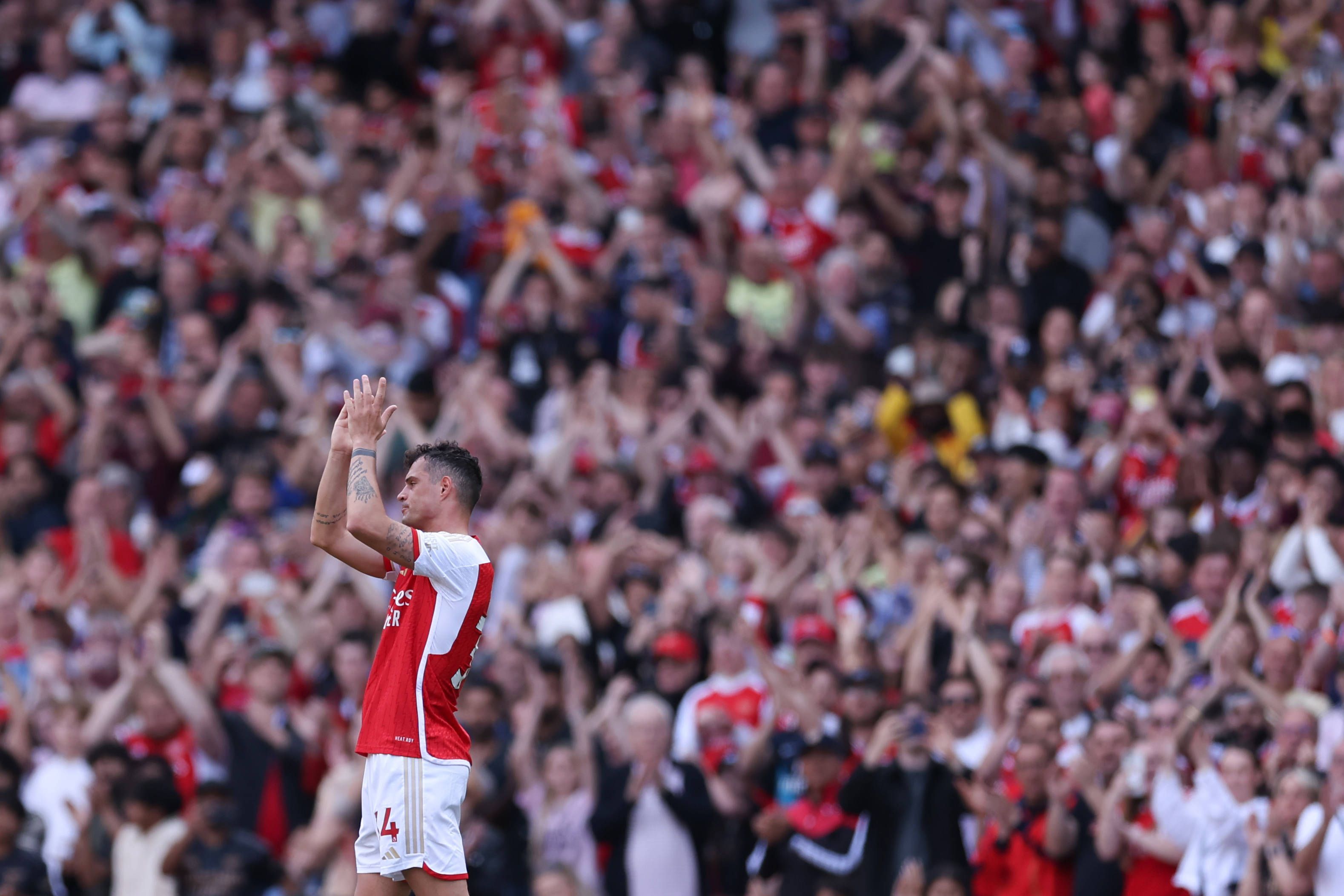 Granit Xhaka verabschiedet sich mit Applaus von den Arsenal-London-Fans. Dieses Foto zeigt den Schweizer Nationalspieler am 28. Mai 2023. Xhaka steht auf dem Spielfeld.
