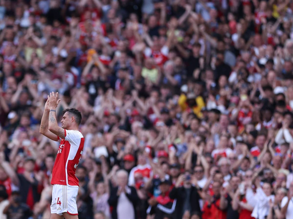 Granit Xhaka verabschiedet sich mit Applaus von den Arsenal-London-Fans. Dieses Foto zeigt den Schweizer Nationalspieler am 28. Mai 2023. Xhaka steht auf dem Spielfeld.
